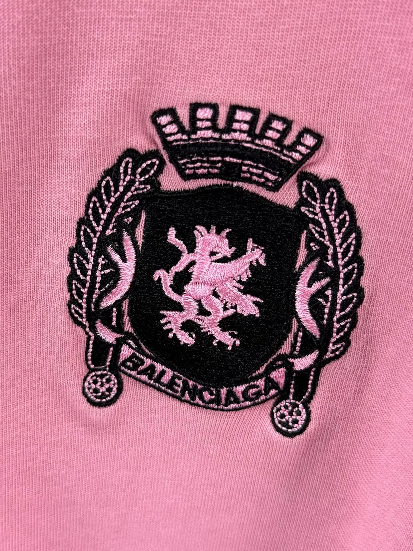 🅿️340 - BALENCI*GA Paris Manchester United co-branded football No. 10 embroidery printed long sleeves, the fabric is made of Paris custom-woven and dyed double-yarn pure cotton fabric. The weight is 280g. The thread is custom-woven and dyed without color difference. The front and rear panels use imported glue screen printing technology + the front and left sleeves use imported Tajima embroidery machine matte light heavy embroidery technology, two high-temperature shaping washes, os dropped shoulders, loose version, same style for men and women! ! -Color: black pink white red -SIZE: XS S M L style number 8606#