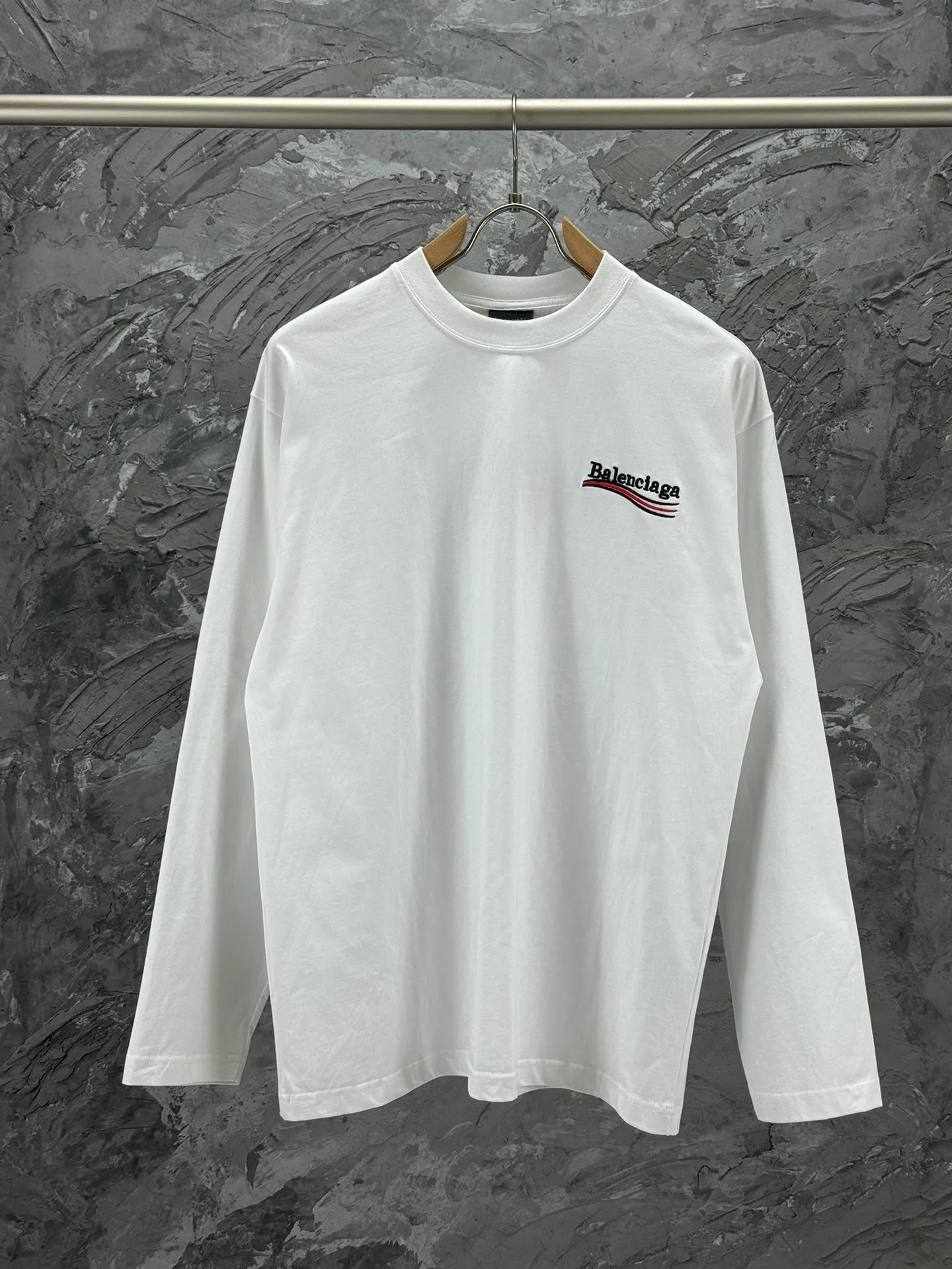 🅿️240 BALENCI*GA Paris classic cola style long sleeves. The fabric is made of Paris custom-woven and dyed double yarn pure cotton fabric. The weight is 280g. The thread is custom-woven and dyed without color difference. The front and back panels are embroidered with imported Tajima machines. Two high-temperature setting washes. os dropped shoulders and loose version. Same style for men and women -Color: black ivory -SIZE: XS S M L Style No. 8613#