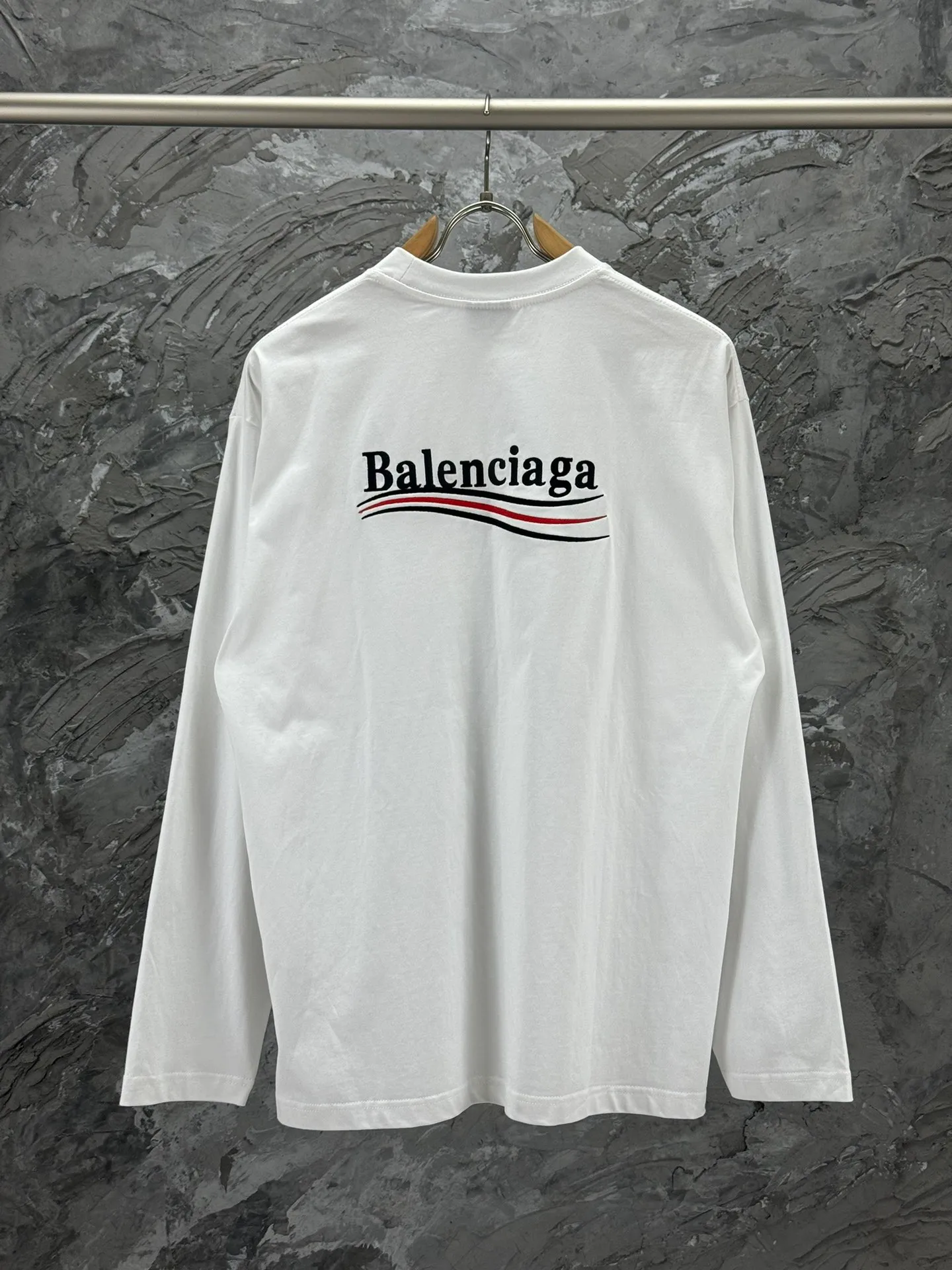 🅿️240 BALENCI*GA Paris classic cola style long sleeves. The fabric is made of Paris custom-woven and dyed double yarn pure cotton fabric. The weight is 280g. The thread is custom-woven and dyed without color difference. The front and back panels are embroidered with imported Tajima machines. Two high-temperature setting washes. os dropped shoulders and loose version. Same style for men and women -Color: black ivory -SIZE: XS S M L Style No. 8613#