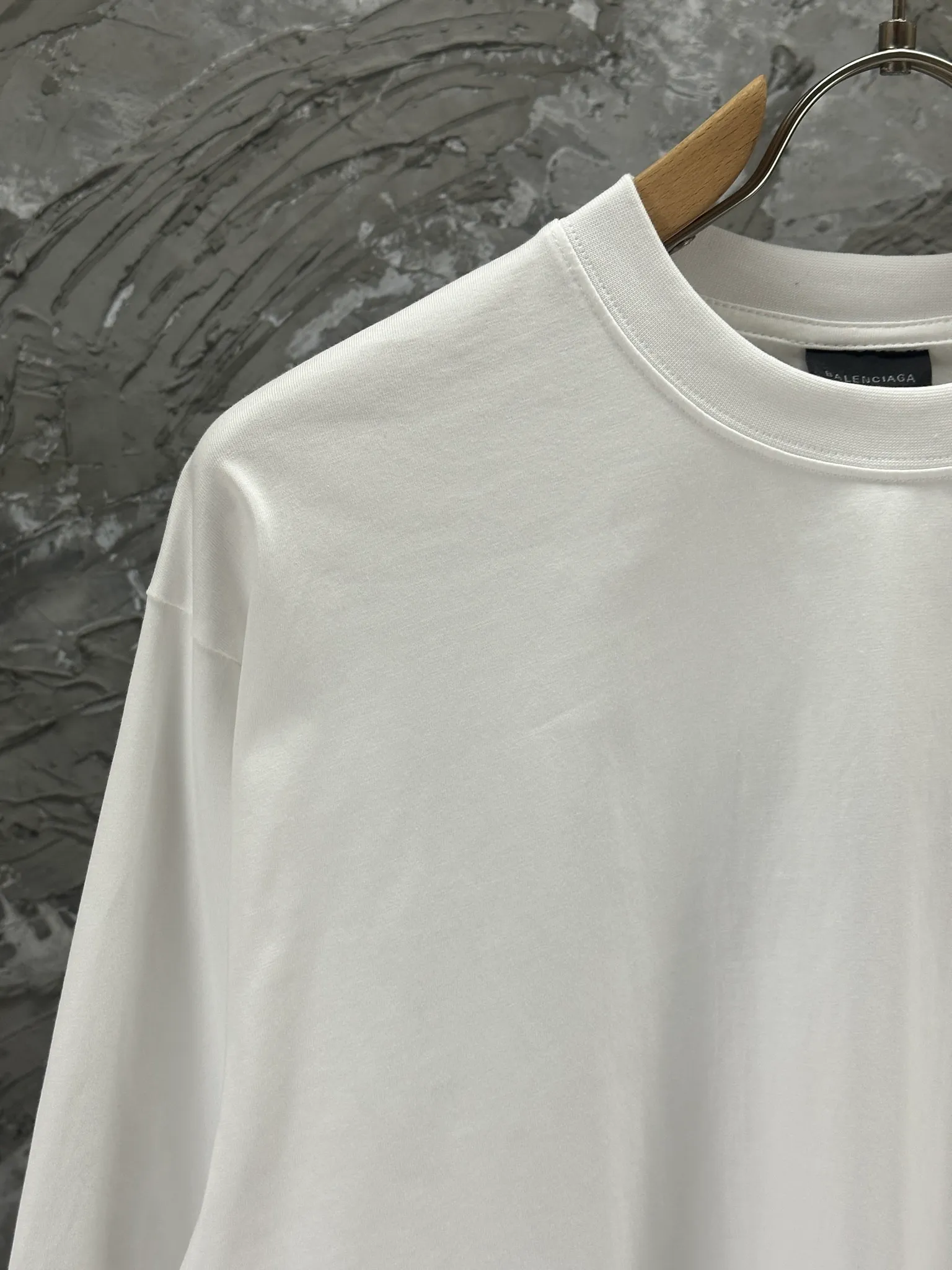 🅿️240 BALENCI*GA Paris classic cola style long sleeves. The fabric is made of Paris custom-woven and dyed double yarn pure cotton fabric. The weight is 280g. The thread is custom-woven and dyed without color difference. The front and back panels are embroidered with imported Tajima machines. Two high-temperature setting washes. os dropped shoulders and loose version. Same style for men and women -Color: black ivory -SIZE: XS S M L Style No. 8613#