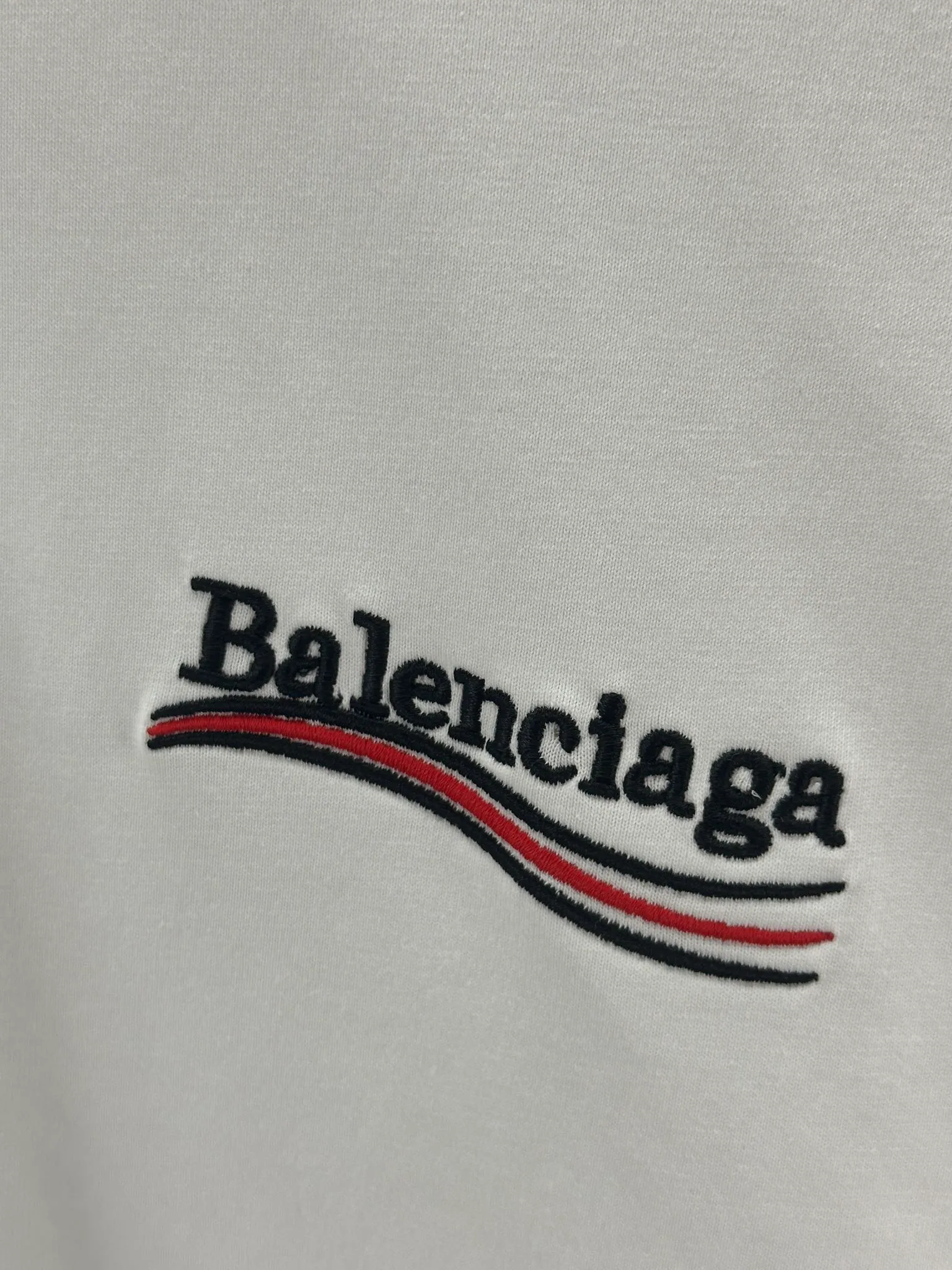 🅿️240 BALENCI*GA Paris classic cola style long sleeves. The fabric is made of Paris custom-woven and dyed double yarn pure cotton fabric. The weight is 280g. The thread is custom-woven and dyed without color difference. The front and back panels are embroidered with imported Tajima machines. Two high-temperature setting washes. os dropped shoulders and loose version. Same style for men and women -Color: black ivory -SIZE: XS S M L Style No. 8613#