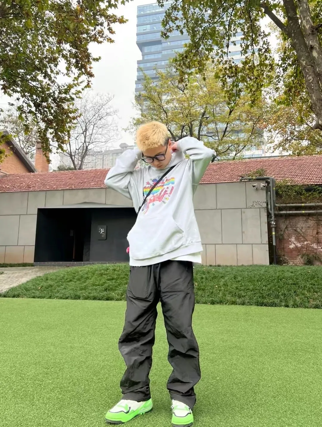 ♻️💯Reference model picture for the upper body❤️Spring and autumn top tested version BALENCIAGA Balenciaga 90% 10% color burst pattern printed hooded sweatshirt for male and female couples stars. The front printing has a rubber bursting effect. It uses imported transparent pulp to scrape the bottom to make the printing cracks feel even. You don’t have to worry about it falling off, as long as it’s not violently machine washed (it’s no problem at all to wash and dry it). The hem is artificially embellished with hand-painted prints, creating a French messy graffiti style! All holes on the body are manually worn and positioned. The holes are even and won't affect the overall structure of the clothes, and they won't get bigger with washing! The fabric is made of 480g cotton terry fabric, brand new, washed, and labeled. zp consistent synchronization. Size: XS-L Color: Silver P:440