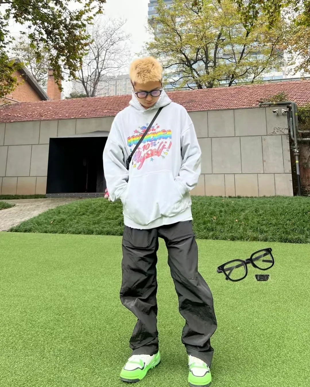 ♻️💯Reference model picture for the upper body❤️Spring and autumn top tested version BALENCIAGA Balenciaga 90% 10% color burst pattern printed hooded sweatshirt for male and female couples stars. The front printing has a rubber bursting effect. It uses imported transparent pulp to scrape the bottom to make the printing cracks feel even. You don’t have to worry about it falling off, as long as it’s not violently machine washed (it’s no problem at all to wash and dry it). The hem is artificially embellished with hand-painted prints, creating a French messy graffiti style! All holes on the body are manually worn and positioned. The holes are even and won't affect the overall structure of the clothes, and they won't get bigger with washing! The fabric is made of 480g cotton terry fabric, brand new, washed, and labeled. zp consistent synchronization. Size: XS-L Color: Silver P:440