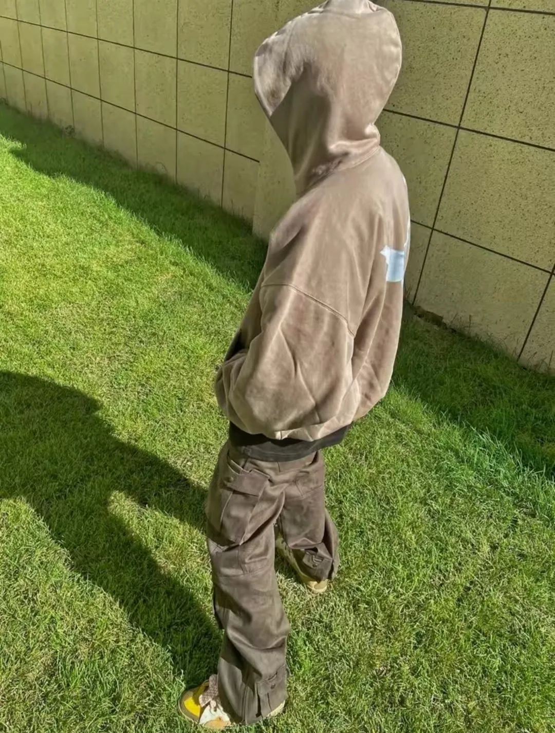 ♻️💯Reference model picture for upper body❤️Top tested version YEEZY co-branded GAP co-branded BALENCIAGA three-party co-branded peace dove theme male and female couple star same style pure cotton hoodie sweatshirt Justin Bieber concert same style upper body of many stars detonating the trend market oversiez street style Fabric: This year this fabric can be said to be the ceiling in the industry, the quality is directly full, and the 460g double-strand terry with high-end and high-end positioning is used. Who knows if you get started? The four colors are all original and dyed. There is no color difference with the original. Details: The collar label is original hot stamped and restored one to one. The size is the same. The code mark is clear. The washing wheat is copied word for word. The front letters are water transfer printing, which is light and clear. And the pigeon at the back has put a lot of effort into restoring it. Countless versions have been made. The pigeon has numerous small cracks in different shades. PS: Do not wash by soaking, violent washing, or warm water. Color: washed black, charcoal gray, cement white, brown Size: S-XL P:410