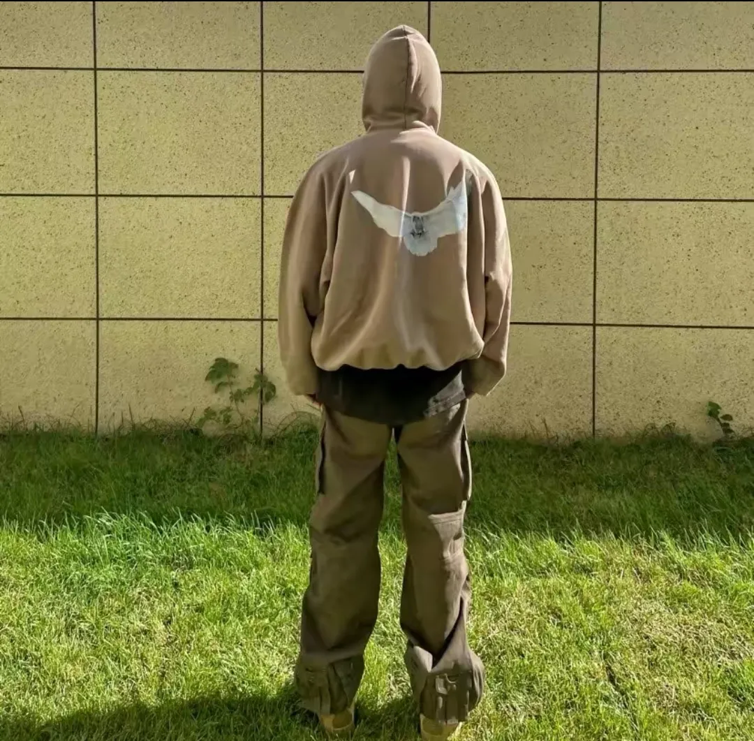 ♻️💯Reference model picture for upper body❤️Top tested version YEEZY co-branded GAP co-branded BALENCIAGA three-party co-branded peace dove theme male and female couple star same style pure cotton hoodie sweatshirt Justin Bieber concert same style upper body of many stars detonating the trend market oversiez street style Fabric: This year this fabric can be said to be the ceiling in the industry, the quality is directly full, and the 460g double-strand terry with high-end and high-end positioning is used. Who knows if you get started? The four colors are all original and dyed. There is no color difference with the original. Details: The collar label is original hot stamped and restored one to one. The size is the same. The code mark is clear. The washing wheat is copied word for word. The front letters are water transfer printing, which is light and clear. And the pigeon at the back has put a lot of effort into restoring it. Countless versions have been made. The pigeon has numerous small cracks in different shades. PS: Do not wash by soaking, violent washing, or warm water. Color: washed black, charcoal gray, cement white, brown Size: S-XL P:410