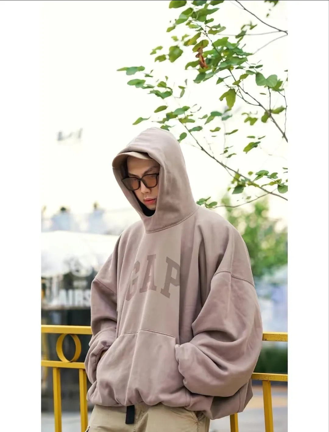 ♻️💯Reference model picture for upper body❤️Top tested version YEEZY co-branded GAP co-branded BALENCIAGA three-party co-branded peace dove theme male and female couple star same style pure cotton hoodie sweatshirt Justin Bieber concert same style upper body of many stars detonating the trend market oversiez street style Fabric: This year this fabric can be said to be the ceiling in the industry, the quality is directly full, and the 460g double-strand terry with high-end and high-end positioning is used. Who knows if you get started? The four colors are all original and dyed. There is no color difference with the original. Details: The collar label is original hot stamped and restored one to one. The size is the same. The code mark is clear. The washing wheat is copied word for word. The front letters are water transfer printing, which is light and clear. And the pigeon at the back has put a lot of effort into restoring it. Countless versions have been made. The pigeon has numerous small cracks in different shades. PS: Do not wash by soaking, violent washing, or warm water. Color: washed black, charcoal gray, cement white, brown Size: S-XL P:410