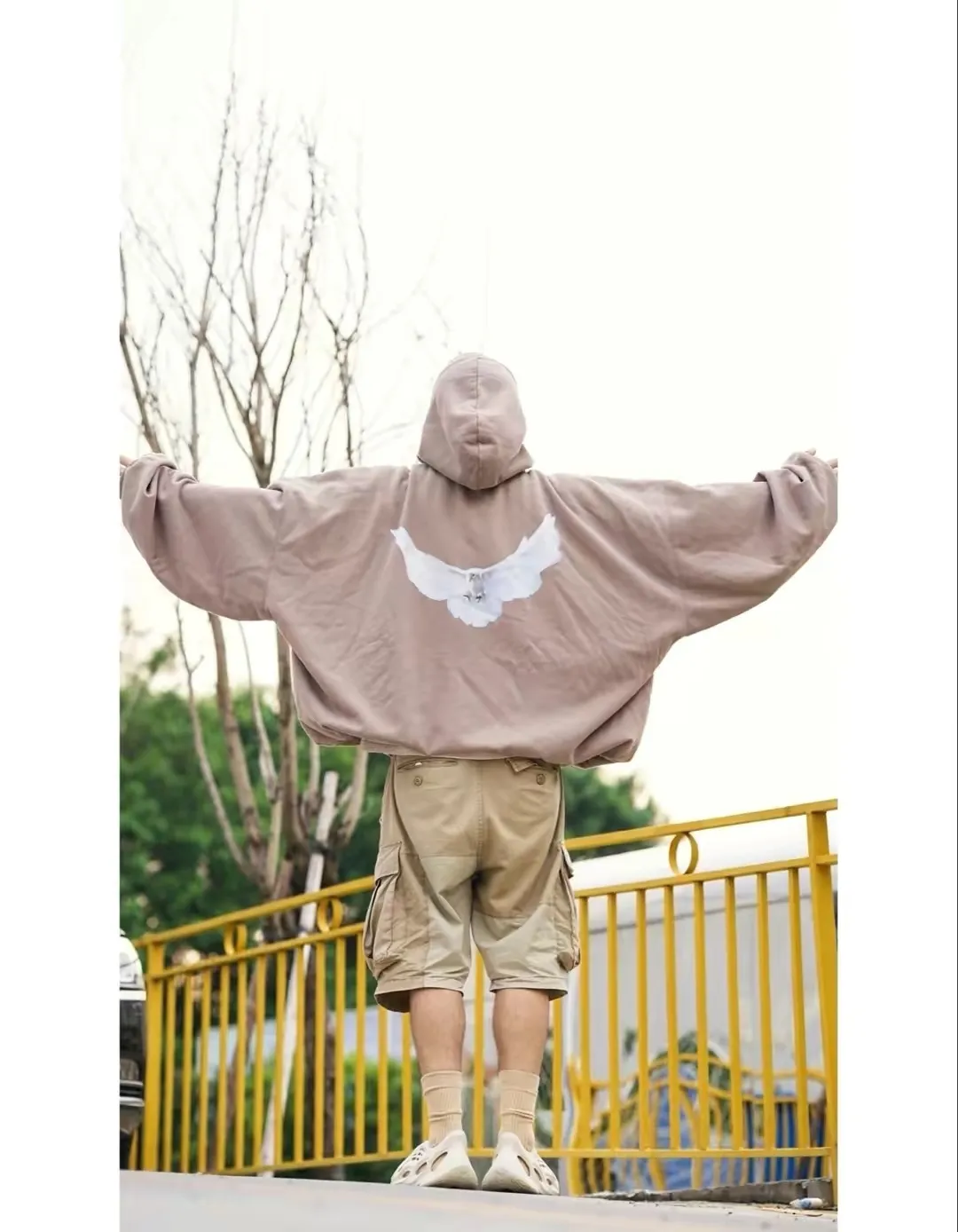 ♻️💯Reference model picture for upper body❤️Top tested version YEEZY co-branded GAP co-branded BALENCIAGA three-party co-branded peace dove theme male and female couple star same style pure cotton hoodie sweatshirt Justin Bieber concert same style upper body of many stars detonating the trend market oversiez street style Fabric: This year this fabric can be said to be the ceiling in the industry, the quality is directly full, and the 460g double-strand terry with high-end and high-end positioning is used. Who knows if you get started? The four colors are all original and dyed. There is no color difference with the original. Details: The collar label is original hot stamped and restored one to one. The size is the same. The code mark is clear. The washing wheat is copied word for word. The front letters are water transfer printing, which is light and clear. And the pigeon at the back has put a lot of effort into restoring it. Countless versions have been made. The pigeon has numerous small cracks in different shades. PS: Do not wash by soaking, violent washing, or warm water. Color: washed black, charcoal gray, cement white, brown Size: S-XL P:410
