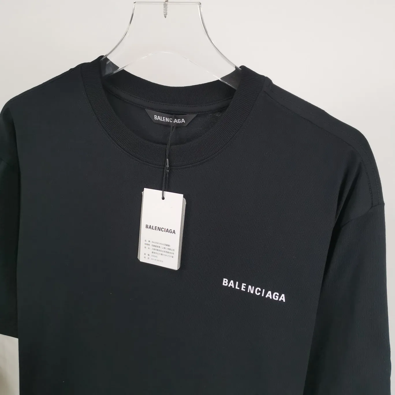 The top tested version of BALENCIAGA with large LOGO basic letters on the back, pure cotton loose fit for male and female couples, the same fashion brand high-end short-sleeved T-shirt. The god of simplicity in Paris, a volume sought after by many stars. Lisa’s favorite basic short-sleeved Paris style, which has a very high appearance rate. Wear alone, paired with jeans, shorts, and sweatpants, it's a versatile style. Xiaohongshu, a hot item on INS, a must-have for Paris fans.  The printing uses white glue as a base, coupled with Kornit direct injection, which ensures the anchorage of the printing and machine washing without any pressure. However, everyone should pay attention to something. The printing of this model is not thick glue, and the printing surface is not shiny. Please pay attention to the importance of version. Don't make a pattern based on the pictures. If you don't have the original version, you won't be able to make it look one to one like the original version. At most, you can just make a look. It's just a piece of clothing without a soul. The fabric is made of 24S 260g double yarn pure cotton fabric. The threads and fabric are custom woven and dyed in the same style, without color difference.  A complete set of customized tags, collar tags, washed, plastic bags, and most importantly, a complete set of bags, tag codes, and codes are all authentic.  Color: White, Black, Royal Blue, Apricot, Floral Gray, Pink Size: XS-L P:240