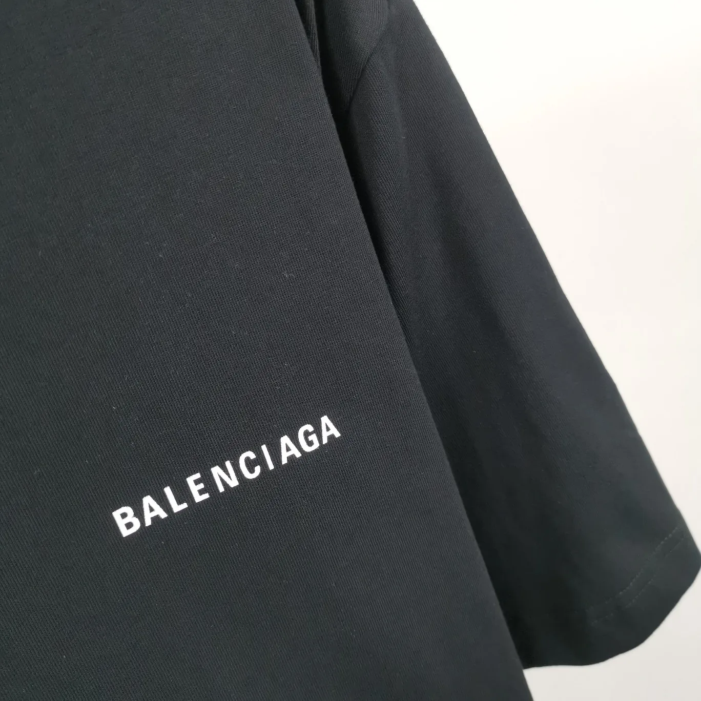 The top tested version of BALENCIAGA with large LOGO basic letters on the back, pure cotton loose fit for male and female couples, the same fashion brand high-end short-sleeved T-shirt. The god of simplicity in Paris, a volume sought after by many stars. Lisa’s favorite basic short-sleeved Paris style, which has a very high appearance rate. Wear alone, paired with jeans, shorts, and sweatpants, it's a versatile style. Xiaohongshu, a hot item on INS, a must-have for Paris fans.  The printing uses white glue as a base, coupled with Kornit direct injection, which ensures the anchorage of the printing and machine washing without any pressure. However, everyone should pay attention to something. The printing of this model is not thick glue, and the printing surface is not shiny. Please pay attention to the importance of version. Don't make a pattern based on the pictures. If you don't have the original version, you won't be able to make it look one to one like the original version. At most, you can just make a look. It's just a piece of clothing without a soul. The fabric is made of 24S 260g double yarn pure cotton fabric. The threads and fabric are custom woven and dyed in the same style, without color difference.  A complete set of customized tags, collar tags, washed, plastic bags, and most importantly, a complete set of bags, tag codes, and codes are all authentic.  Color: White, Black, Royal Blue, Apricot, Floral Gray, Pink Size: XS-L P:240