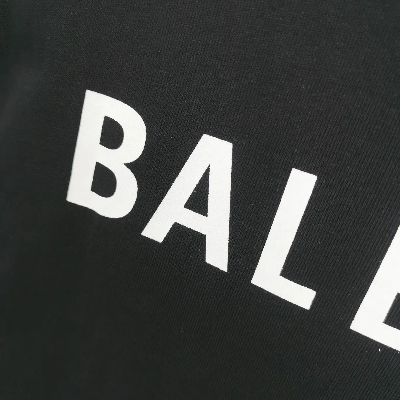 The top tested version of BALENCIAGA with large LOGO basic letters on the back, pure cotton loose fit for male and female couples, the same fashion brand high-end short-sleeved T-shirt. The god of simplicity in Paris, a volume sought after by many stars. Lisa’s favorite basic short-sleeved Paris style, which has a very high appearance rate. Wear alone, paired with jeans, shorts, and sweatpants, it's a versatile style. Xiaohongshu, a hot item on INS, a must-have for Paris fans.  The printing uses white glue as a base, coupled with Kornit direct injection, which ensures the anchorage of the printing and machine washing without any pressure. However, everyone should pay attention to something. The printing of this model is not thick glue, and the printing surface is not shiny. Please pay attention to the importance of version. Don't make a pattern based on the pictures. If you don't have the original version, you won't be able to make it look one to one like the original version. At most, you can just make a look. It's just a piece of clothing without a soul. The fabric is made of 24S 260g double yarn pure cotton fabric. The threads and fabric are custom woven and dyed in the same style, without color difference.  A complete set of customized tags, collar tags, washed, plastic bags, and most importantly, a complete set of bags, tag codes, and codes are all authentic.  Color: White, Black, Royal Blue, Apricot, Floral Gray, Pink Size: XS-L P:240