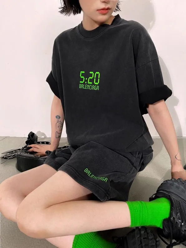 ♻️💯Upper body reference model picture❤️The top version of BALENCIAGA Balenciaga 520 limited edition fluorescent green luminous effect printed loose cotton shorts for male and female couples. After the personal use of 520 short sleeves came out, in response to the response of many friends, the team held a meeting and decided to launch matching shorts. I was planning to do it before, mainly because of the phosphor issue. Because there is 30% fluorescent powder mixed into the printing glue, the manufacturer we cooperate with is out of stock, and we cannot ensure whether other domestically produced fluorescent powders contain chemical toxic and harmful substances, so we have not done it yet. Our fluorescent powder is 3A certified and absolutely environmentally friendly. And the fluorescent effect is very nice. The fabric is made of 380g fish scale terry cotton fabric, which is sweat-absorbent, breathable and has a full drape. A full set of customized accessories, one-to-one synchronization with the original version! Size: XS-L Color: Black and White P:310
