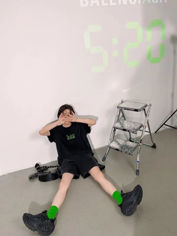 ♻️💯Upper body reference model picture❤️The top version of BALENCIAGA Balenciaga 520 limited edition fluorescent green luminous effect printed loose cotton shorts for male and female couples. After the personal use of 520 short sleeves came out, in response to the response of many friends, the team held a meeting and decided to launch matching shorts. I was planning to do it before, mainly because of the phosphor issue. Because there is 30% fluorescent powder mixed into the printing glue, the manufacturer we cooperate with is out of stock, and we cannot ensure whether other domestically produced fluorescent powders contain chemical toxic and harmful substances, so we have not done it yet. Our fluorescent powder is 3A certified and absolutely environmentally friendly. And the fluorescent effect is very nice. The fabric is made of 380g fish scale terry cotton fabric, which is sweat-absorbent, breathable and has a full drape. A full set of customized accessories, one-to-one synchronization with the original version! Size: XS-L Color: Black and White P:310