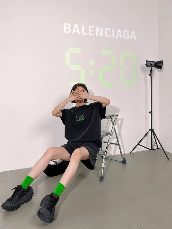 ♻️💯Upper body reference model picture❤️The top version of BALENCIAGA Balenciaga 520 limited edition fluorescent green luminous effect printed loose cotton shorts for male and female couples. After the personal use of 520 short sleeves came out, in response to the response of many friends, the team held a meeting and decided to launch matching shorts. I was planning to do it before, mainly because of the phosphor issue. Because there is 30% fluorescent powder mixed into the printing glue, the manufacturer we cooperate with is out of stock, and we cannot ensure whether other domestically produced fluorescent powders contain chemical toxic and harmful substances, so we have not done it yet. Our fluorescent powder is 3A certified and absolutely environmentally friendly. And the fluorescent effect is very nice. The fabric is made of 380g fish scale terry cotton fabric, which is sweat-absorbent, breathable and has a full drape. A full set of customized accessories, one-to-one synchronization with the original version! Size: XS-L Color: Black and White P:310