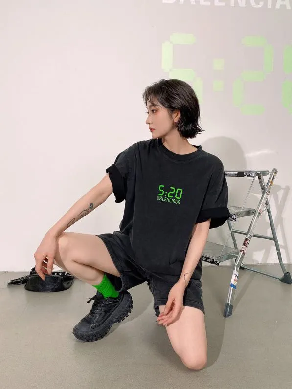 ♻️💯Upper body reference model picture❤️The top version of BALENCIAGA Balenciaga 520 limited edition fluorescent green luminous effect printed loose cotton shorts for male and female couples. After the personal use of 520 short sleeves came out, in response to the response of many friends, the team held a meeting and decided to launch matching shorts. I was planning to do it before, mainly because of the phosphor issue. Because there is 30% fluorescent powder mixed into the printing glue, the manufacturer we cooperate with is out of stock, and we cannot ensure whether other domestically produced fluorescent powders contain chemical toxic and harmful substances, so we have not done it yet. Our fluorescent powder is 3A certified and absolutely environmentally friendly. And the fluorescent effect is very nice. The fabric is made of 380g fish scale terry cotton fabric, which is sweat-absorbent, breathable and has a full drape. A full set of customized accessories, one-to-one synchronization with the original version! Size: XS-L Color: Black and White P:310
