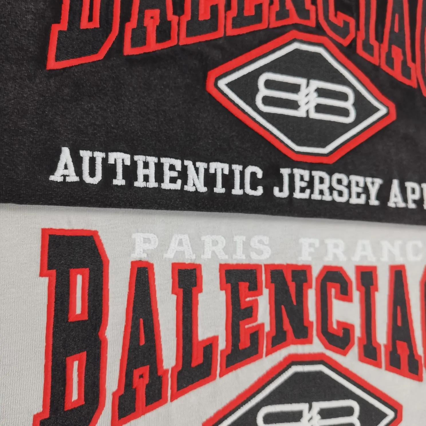 The new top-notch proven version BALENCIAGA Balenciaga red letter embroidery double B pure cotton loose loose short sleeves for men and women couples is too complicated! Indescribable! Washed and lightly fried with snowflakes for a nostalgic treatment, and the shoulder sleeves are sprayed with maliu and washed with water! The entire fabric is pre-shrunk and then garment washed. Need better fabric. I guess L size has been reduced to XS size. Workmanship: Fine sewing craftsmanship, budget for the stitch size, and the degree of shrinkage after washing. You must buy one this summer. If you are still wondering which short-sleeved piece to buy, then don’t worry, just buy this one! Printing: Produced by Tajima Embroidery in Japan, with 3D cherry blossom thread. Fabric: 280g 32 count double yarn fabric Accessories: Customized rib three-standard Size: XS-L Color: washed black, silver white P: 310