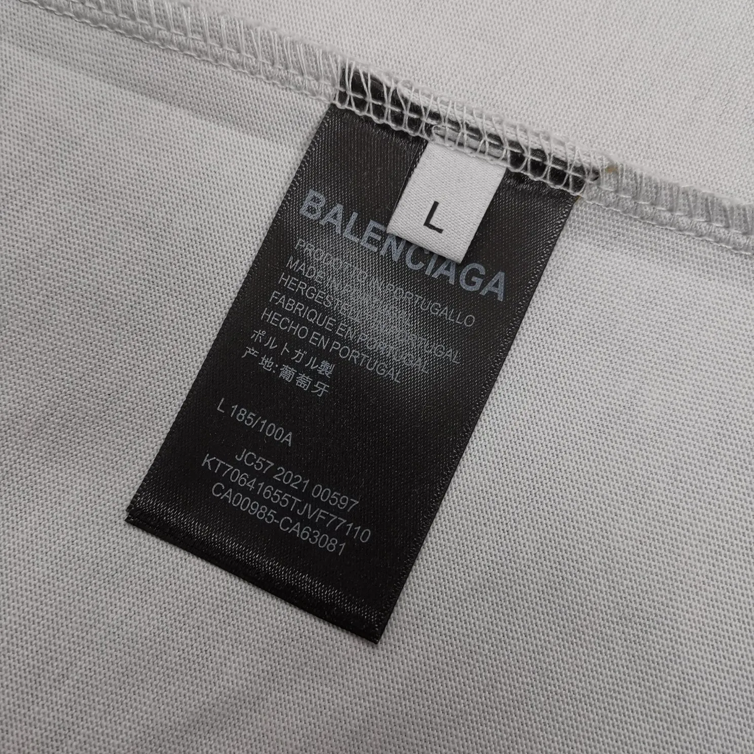 The new top-notch proven version BALENCIAGA Balenciaga red letter embroidery double B pure cotton loose loose short sleeves for men and women couples is too complicated! Indescribable! Washed and lightly fried with snowflakes for a nostalgic treatment, and the shoulder sleeves are sprayed with maliu and washed with water! The entire fabric is pre-shrunk and then garment washed. Need better fabric. I guess L size has been reduced to XS size. Workmanship: Fine sewing craftsmanship, budget for the stitch size, and the degree of shrinkage after washing. You must buy one this summer. If you are still wondering which short-sleeved piece to buy, then don’t worry, just buy this one! Printing: Produced by Tajima Embroidery in Japan, with 3D cherry blossom thread. Fabric: 280g 32 count double yarn fabric Accessories: Customized rib three-standard Size: XS-L Color: washed black, silver white P: 310