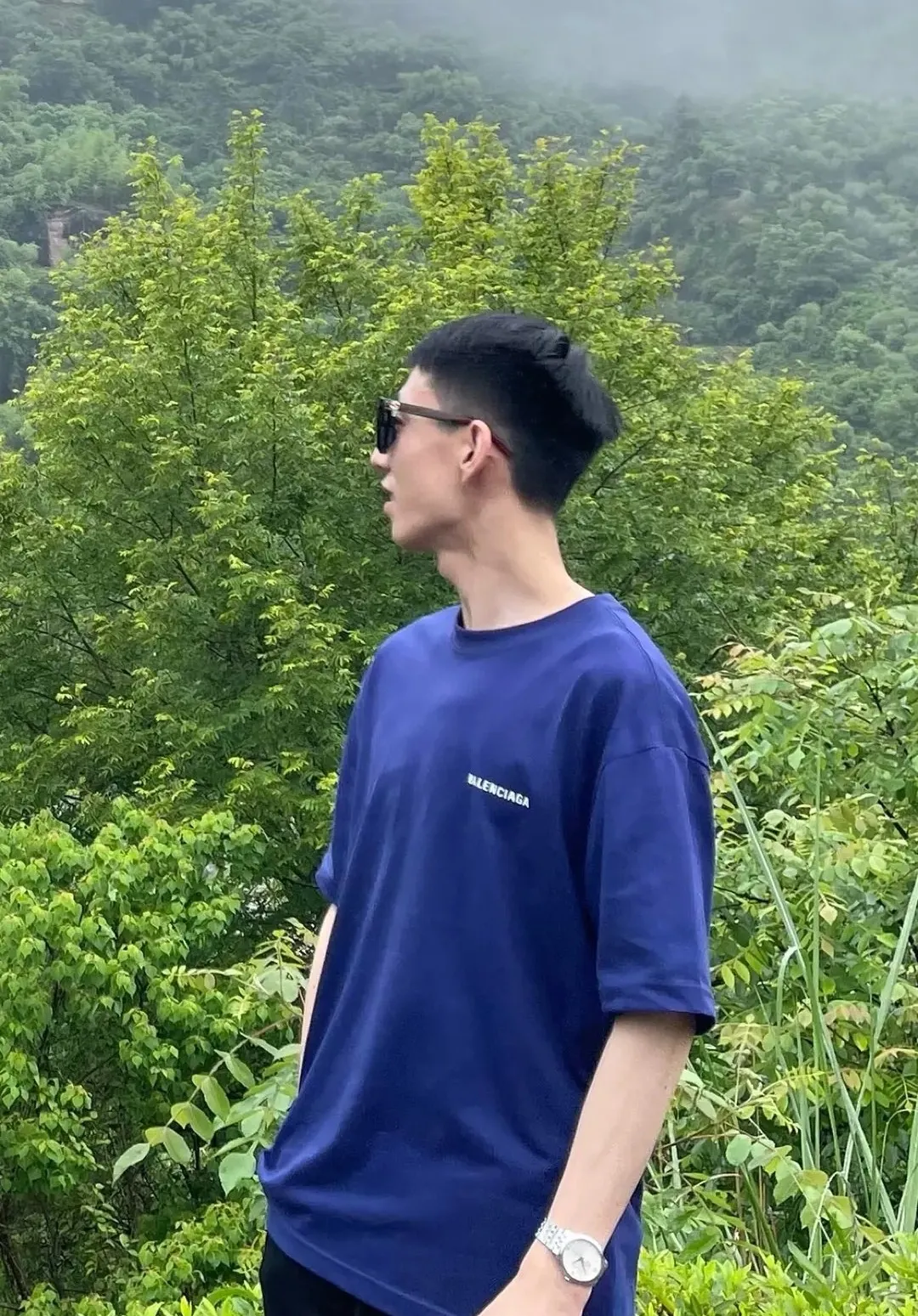 ♻️💯Upper body reference model picture❤️The top-notch proven version of BALENCIAGA with large LOGO on the back and basic letters, pure cotton loose, same style for male and female couples, trendy brand high-end short-sleeved T-shirt, the god of simplicity in Paris, a volume sought after by many stars. Lisa’s favorite basic short-sleeved Paris style, which has a very high appearance rate. Wear alone, paired with jeans, shorts, and sweatpants, it's a versatile style. Xiaohongshu, a hot item on INS, a must-have for Paris fans.  The printing uses white glue as a base, coupled with Kornit direct injection, which ensures the anchorage of the printing and machine washing without any pressure. However, everyone should pay attention to something. The printing of this model is not thick glue, and the printing surface is not shiny. Please pay attention to the importance of version. Don't make a pattern based on the pictures. If you don't have the original version, you won't be able to make it look one to one like the original version. At most, you can just make a look. It's just a piece of clothing without a soul. The fabric is made of 24S 260g double yarn pure cotton fabric. The threads and fabric are custom woven and dyed in the same style, without color difference.  A complete set of customized tags, collar tags, washed, plastic bags, and most importantly, a complete set of bags, tag codes, and codes are all authentic.  Color: White, Black, Royal Blue, Apricot, Floral Gray, Pink Size: XS-L P:240