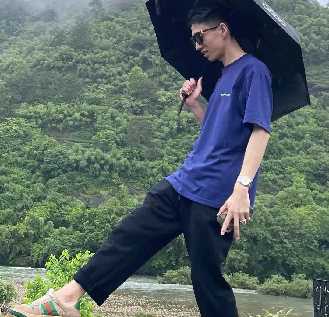 ♻️💯Upper body reference model picture❤️The top-notch proven version of BALENCIAGA with large LOGO on the back and basic letters, pure cotton loose, same style for male and female couples, trendy brand high-end short-sleeved T-shirt, the god of simplicity in Paris, a volume sought after by many stars. Lisa’s favorite basic short-sleeved Paris style, which has a very high appearance rate. Wear alone, paired with jeans, shorts, and sweatpants, it's a versatile style. Xiaohongshu, a hot item on INS, a must-have for Paris fans.  The printing uses white glue as a base, coupled with Kornit direct injection, which ensures the anchorage of the printing and machine washing without any pressure. However, everyone should pay attention to something. The printing of this model is not thick glue, and the printing surface is not shiny. Please pay attention to the importance of version. Don't make a pattern based on the pictures. If you don't have the original version, you won't be able to make it look one to one like the original version. At most, you can just make a look. It's just a piece of clothing without a soul. The fabric is made of 24S 260g double yarn pure cotton fabric. The threads and fabric are custom woven and dyed in the same style, without color difference.  A complete set of customized tags, collar tags, washed, plastic bags, and most importantly, a complete set of bags, tag codes, and codes are all authentic.  Color: White, Black, Royal Blue, Apricot, Floral Gray, Pink Size: XS-L P:240