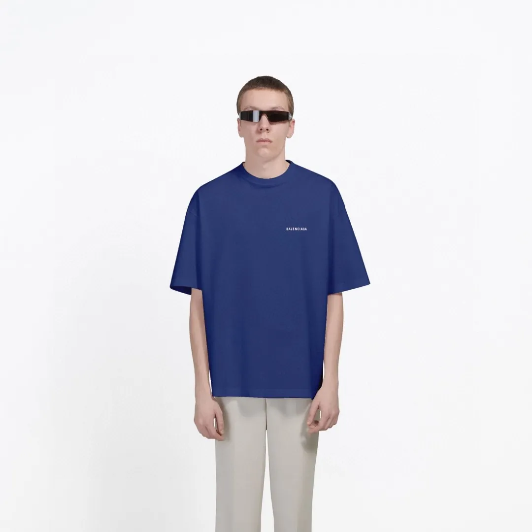 ♻️💯Upper body reference model picture❤️The top-notch proven version of BALENCIAGA with large LOGO on the back and basic letters, pure cotton loose, same style for male and female couples, trendy brand high-end short-sleeved T-shirt, the god of simplicity in Paris, a volume sought after by many stars. Lisa’s favorite basic short-sleeved Paris style, which has a very high appearance rate. Wear alone, paired with jeans, shorts, and sweatpants, it's a versatile style. Xiaohongshu, a hot item on INS, a must-have for Paris fans.  The printing uses white glue as a base, coupled with Kornit direct injection, which ensures the anchorage of the printing and machine washing without any pressure. However, everyone should pay attention to something. The printing of this model is not thick glue, and the printing surface is not shiny. Please pay attention to the importance of version. Don't make a pattern based on the pictures. If you don't have the original version, you won't be able to make it look one to one like the original version. At most, you can just make a look. It's just a piece of clothing without a soul. The fabric is made of 24S 260g double yarn pure cotton fabric. The threads and fabric are custom woven and dyed in the same style, without color difference.  A complete set of customized tags, collar tags, washed, plastic bags, and most importantly, a complete set of bags, tag codes, and codes are all authentic.  Color: White, Black, Royal Blue, Apricot, Floral Gray, Pink Size: XS-L P:240