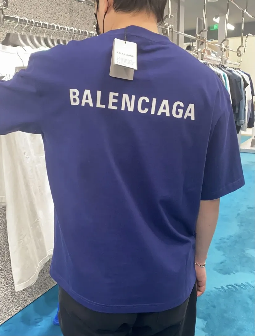 ♻️💯Upper body reference model picture❤️The top-notch proven version of BALENCIAGA with large LOGO on the back and basic letters, pure cotton loose, same style for male and female couples, trendy brand high-end short-sleeved T-shirt, the god of simplicity in Paris, a volume sought after by many stars. Lisa’s favorite basic short-sleeved Paris style, which has a very high appearance rate. Wear alone, paired with jeans, shorts, and sweatpants, it's a versatile style. Xiaohongshu, a hot item on INS, a must-have for Paris fans.  The printing uses white glue as a base, coupled with Kornit direct injection, which ensures the anchorage of the printing and machine washing without any pressure. However, everyone should pay attention to something. The printing of this model is not thick glue, and the printing surface is not shiny. Please pay attention to the importance of version. Don't make a pattern based on the pictures. If you don't have the original version, you won't be able to make it look one to one like the original version. At most, you can just make a look. It's just a piece of clothing without a soul. The fabric is made of 24S 260g double yarn pure cotton fabric. The threads and fabric are custom woven and dyed in the same style, without color difference.  A complete set of customized tags, collar tags, washed, plastic bags, and most importantly, a complete set of bags, tag codes, and codes are all authentic.  Color: White, Black, Royal Blue, Apricot, Floral Gray, Pink Size: XS-L P:240
