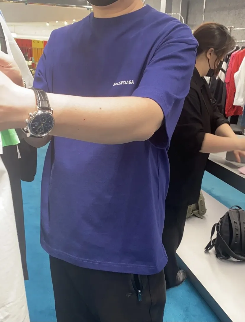 ♻️💯Upper body reference model picture❤️The top-notch proven version of BALENCIAGA with large LOGO on the back and basic letters, pure cotton loose, same style for male and female couples, trendy brand high-end short-sleeved T-shirt, the god of simplicity in Paris, a volume sought after by many stars. Lisa’s favorite basic short-sleeved Paris style, which has a very high appearance rate. Wear alone, paired with jeans, shorts, and sweatpants, it's a versatile style. Xiaohongshu, a hot item on INS, a must-have for Paris fans.  The printing uses white glue as a base, coupled with Kornit direct injection, which ensures the anchorage of the printing and machine washing without any pressure. However, everyone should pay attention to something. The printing of this model is not thick glue, and the printing surface is not shiny. Please pay attention to the importance of version. Don't make a pattern based on the pictures. If you don't have the original version, you won't be able to make it look one to one like the original version. At most, you can just make a look. It's just a piece of clothing without a soul. The fabric is made of 24S 260g double yarn pure cotton fabric. The threads and fabric are custom woven and dyed in the same style, without color difference.  A complete set of customized tags, collar tags, washed, plastic bags, and most importantly, a complete set of bags, tag codes, and codes are all authentic.  Color: White, Black, Royal Blue, Apricot, Floral Gray, Pink Size: XS-L P:240