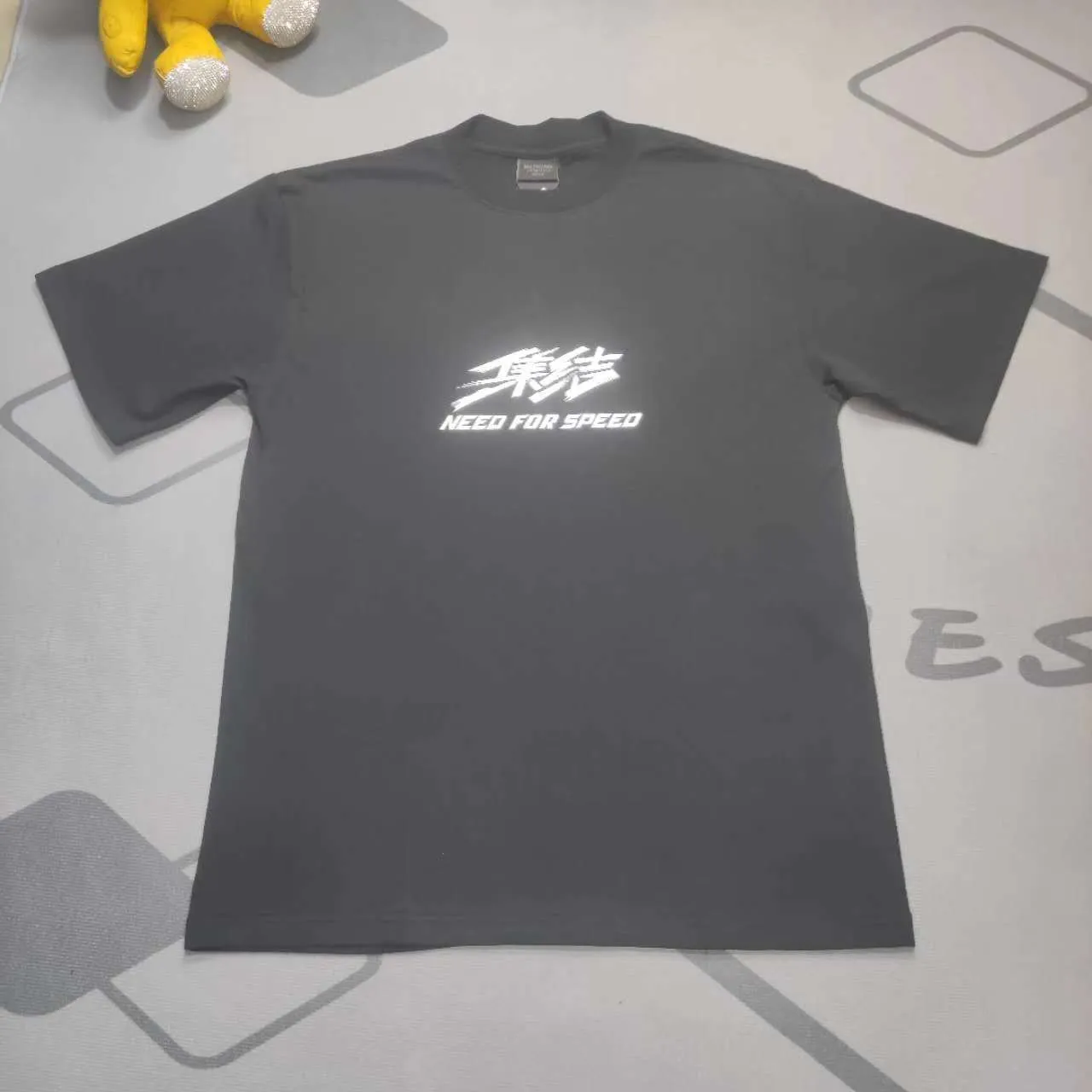 Top version Balenciaga x Need for Speed ​​SS24 collaborative series Letter Logo printed round neck pullover short-sleeved T-shirt Loose fit Unisex Black Balenciaga was founded by Cristobal Balenciaga, a great genius designer known as the representative of the 20th century. For more than half a century since the brand was founded, Balenciaga has been famous for its fashionable elegance in the fashion industry. You can find any of your favorite logos on the front and back of this piece, Ness.  The front and rear printing uses low-coverage screen printing technology, and the glue is imported. The printing is very delicate, and the scratched out problems are very clear and there are no burrs. The fabric is made of 280g double-ply double-yarn pure cotton loose fabric, which is loose and breathable, has good drying effect, full drape and skin toning. Color: Black Pink Size: XS-L P:260
