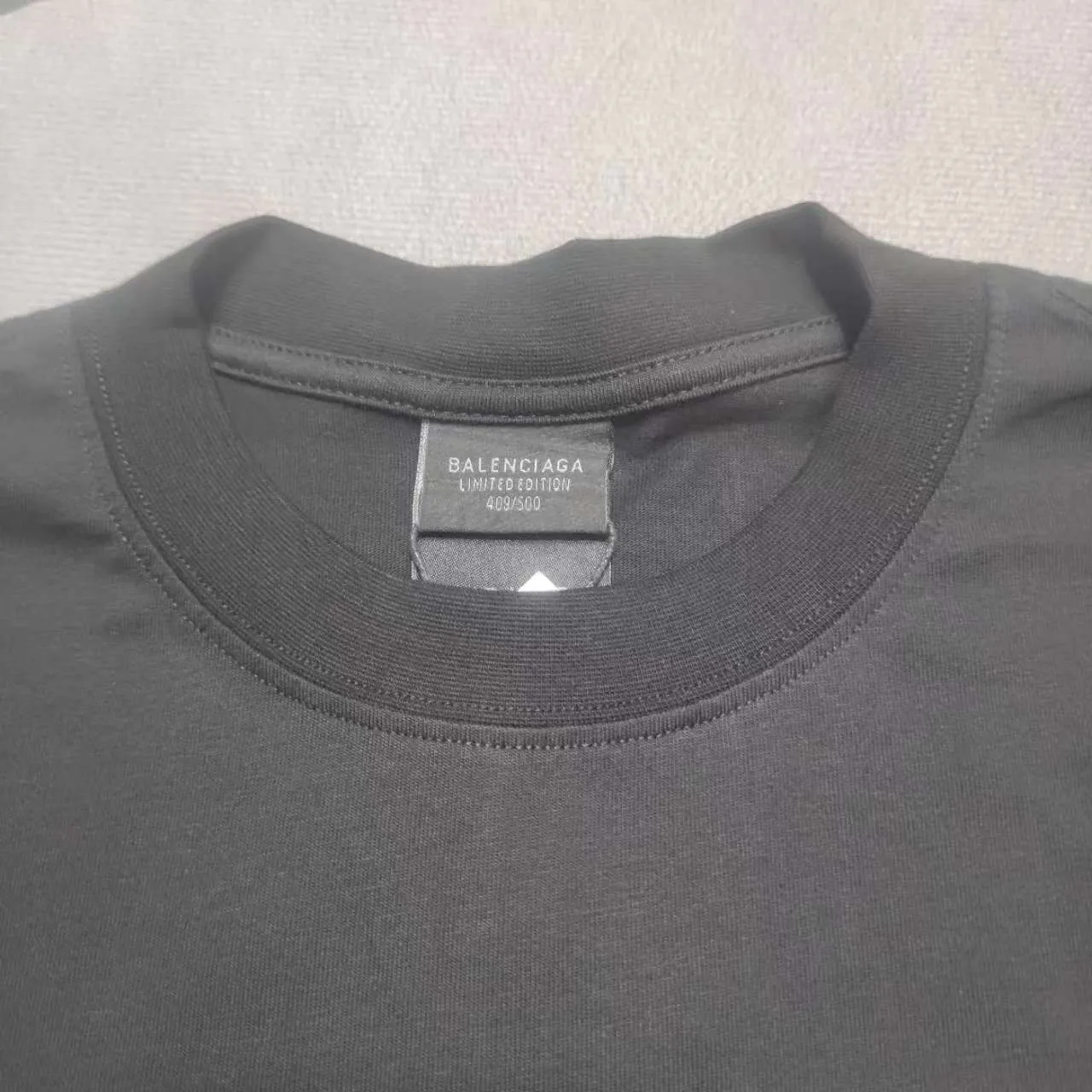 Top version Balenciaga x Need for Speed ​​SS24 collaborative series Letter Logo printed round neck pullover short-sleeved T-shirt Loose fit Unisex Black Balenciaga was founded by Cristobal Balenciaga, a great genius designer known as the representative of the 20th century. For more than half a century since the brand was founded, Balenciaga has been famous for its fashionable elegance in the fashion industry. You can find any of your favorite logos on the front and back of this piece, Ness.  The front and rear printing uses low-coverage screen printing technology, and the glue is imported. The printing is very delicate, and the scratched out problems are very clear and there are no burrs. The fabric is made of 280g double-ply double-yarn pure cotton loose fabric, which is loose and breathable, has good drying effect, full drape and skin toning. Color: Black Pink Size: XS-L P:260