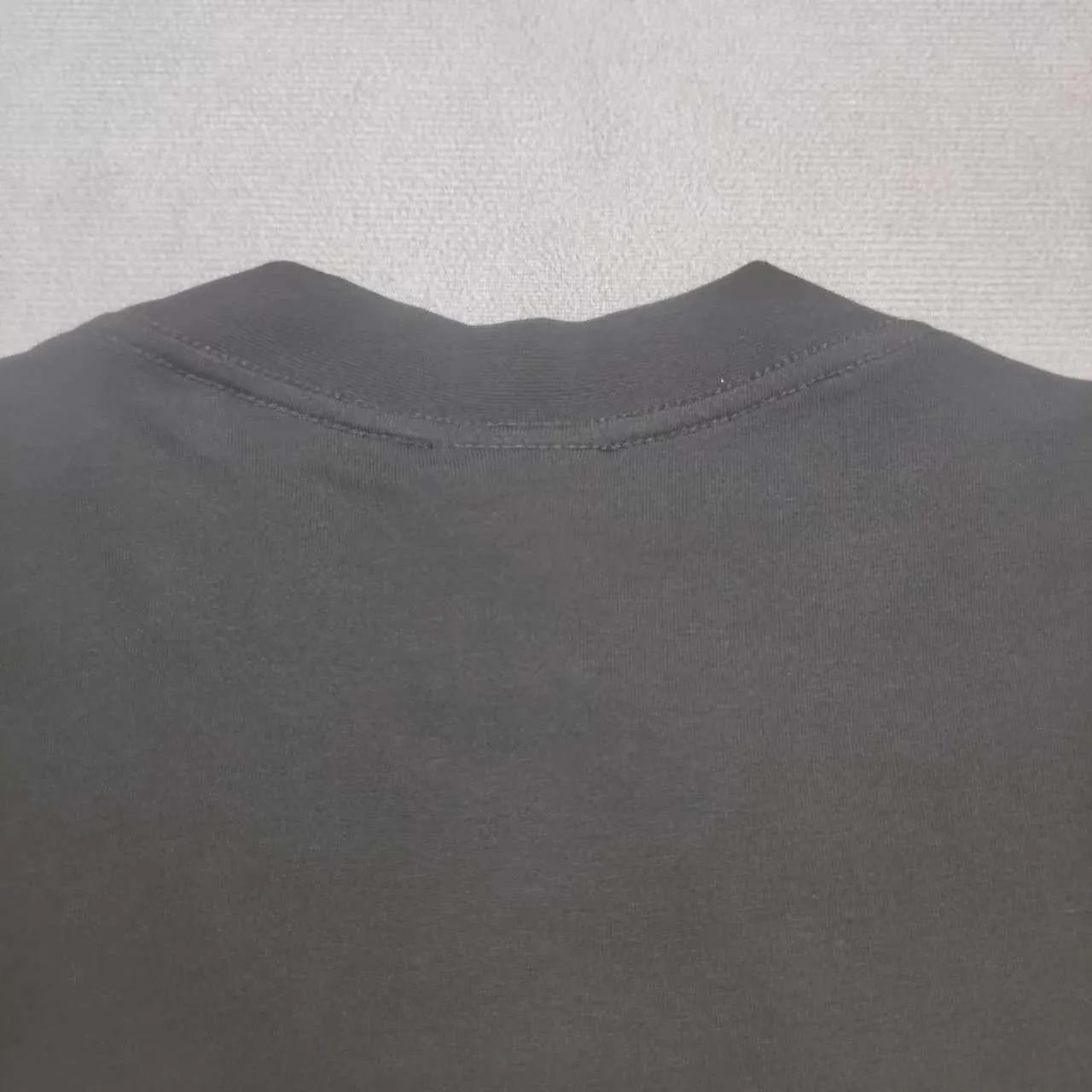 Top version Balenciaga x Need for Speed ​​SS24 collaborative series Letter Logo printed round neck pullover short-sleeved T-shirt Loose fit Unisex Black Balenciaga was founded by Cristobal Balenciaga, a great genius designer known as the representative of the 20th century. For more than half a century since the brand was founded, Balenciaga has been famous for its fashionable elegance in the fashion industry. You can find any of your favorite logos on the front and back of this piece, Ness.  The front and rear printing uses low-coverage screen printing technology, and the glue is imported. The printing is very delicate, and the scratched out problems are very clear and there are no burrs. The fabric is made of 280g double-ply double-yarn pure cotton loose fabric, which is loose and breathable, has good drying effect, full drape and skin toning. Color: Black Pink Size: XS-L P:260