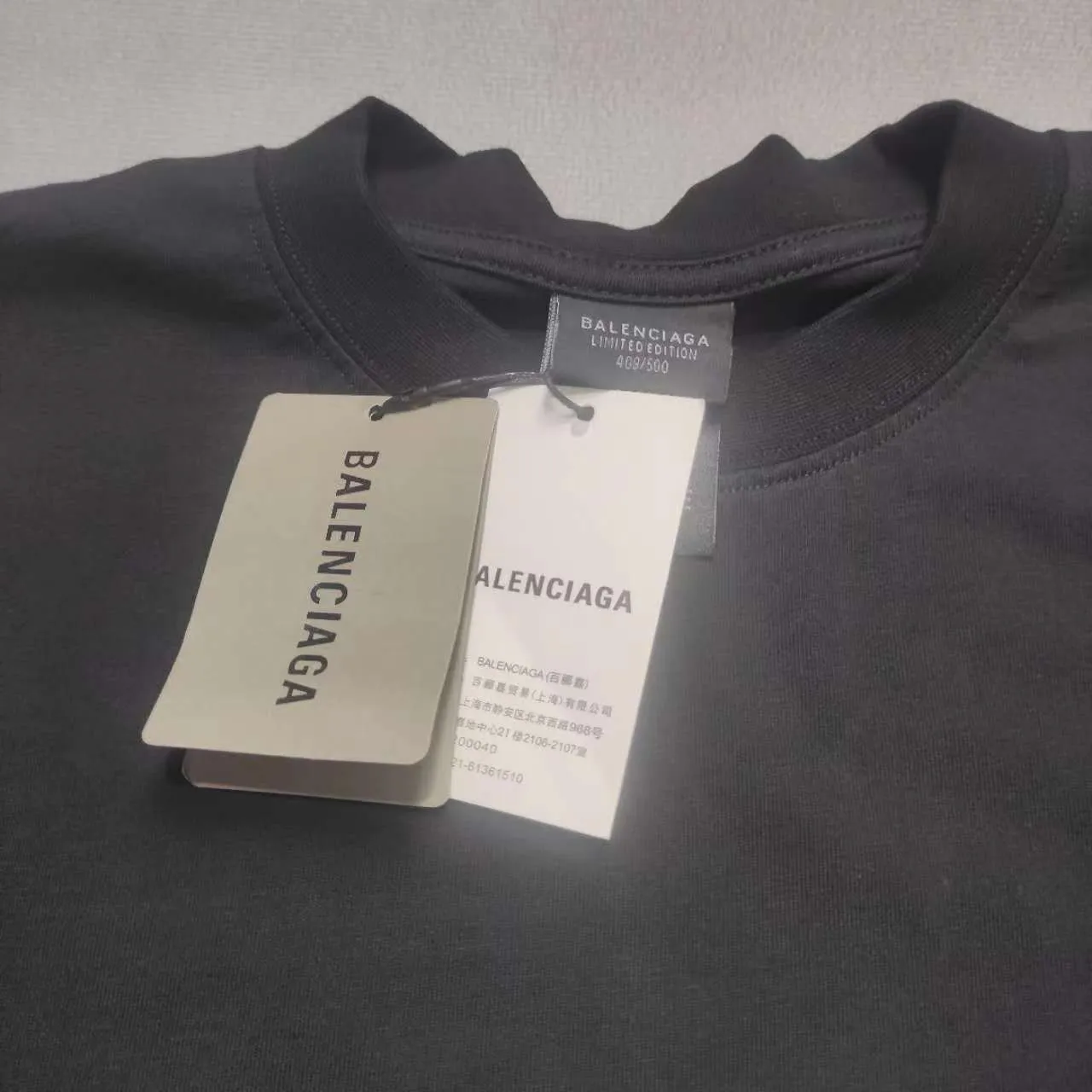 Top version Balenciaga x Need for Speed ​​SS24 collaborative series Letter Logo printed round neck pullover short-sleeved T-shirt Loose fit Unisex Black Balenciaga was founded by Cristobal Balenciaga, a great genius designer known as the representative of the 20th century. For more than half a century since the brand was founded, Balenciaga has been famous for its fashionable elegance in the fashion industry. You can find any of your favorite logos on the front and back of this piece, Ness.  The front and rear printing uses low-coverage screen printing technology, and the glue is imported. The printing is very delicate, and the scratched out problems are very clear and there are no burrs. The fabric is made of 280g double-ply double-yarn pure cotton loose fabric, which is loose and breathable, has good drying effect, full drape and skin toning. Color: Black Pink Size: XS-L P:260