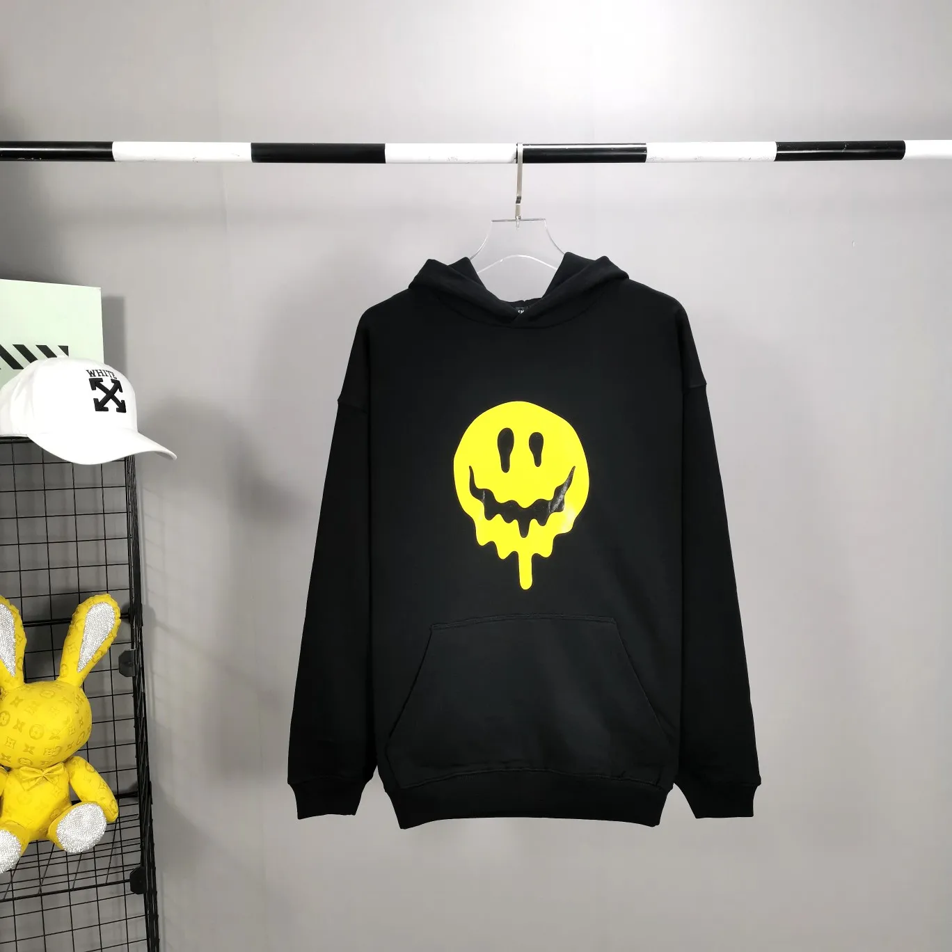 Top tested version BALENCIAGA yellow dissolving smiley back skull scissor hand logo Balenciaga male and female couple loose cotton autumn and winter hoodie hooded sweatshirt 100% original development of special printing technology, embroidery design, fabric, version. The fabric is made of 480g combed cotton fabric, which is full of drape, warm and comfortable! Melting smiley face printing on the front panel: It mainly uses extremely green and environmentally friendly printing silica gel. Silica gel is a highly active adsorption material and is an amorphous substance. Insoluble in water and any solvent, non-toxic and odorless. Special transparent glue is printed on the surface, which has the original viscosity effect. The high transparency does not affect the color glue effect. Back panel skull pattern embroidery: The embroidery thread is made of mercerized material, which is more flexible and glossy than ordinary embroidery thread. The front and rear craftsmanship is restored 1V1, and the version has a classic dropped shoulder oversize design. Color: Black White Size: XS-L P:470