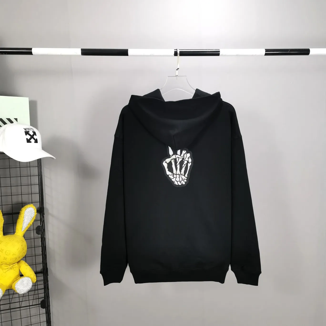 Top tested version BALENCIAGA yellow dissolving smiley back skull scissor hand logo Balenciaga male and female couple loose cotton autumn and winter hoodie hooded sweatshirt 100% original development of special printing technology, embroidery design, fabric, version. The fabric is made of 480g combed cotton fabric, which is full of drape, warm and comfortable! Melting smiley face printing on the front panel: It mainly uses extremely green and environmentally friendly printing silica gel. Silica gel is a highly active adsorption material and is an amorphous substance. Insoluble in water and any solvent, non-toxic and odorless. Special transparent glue is printed on the surface, which has the original viscosity effect. The high transparency does not affect the color glue effect. Back panel skull pattern embroidery: The embroidery thread is made of mercerized material, which is more flexible and glossy than ordinary embroidery thread. The front and rear craftsmanship is restored 1V1, and the version has a classic dropped shoulder oversize design. Color: Black White Size: XS-L P:470