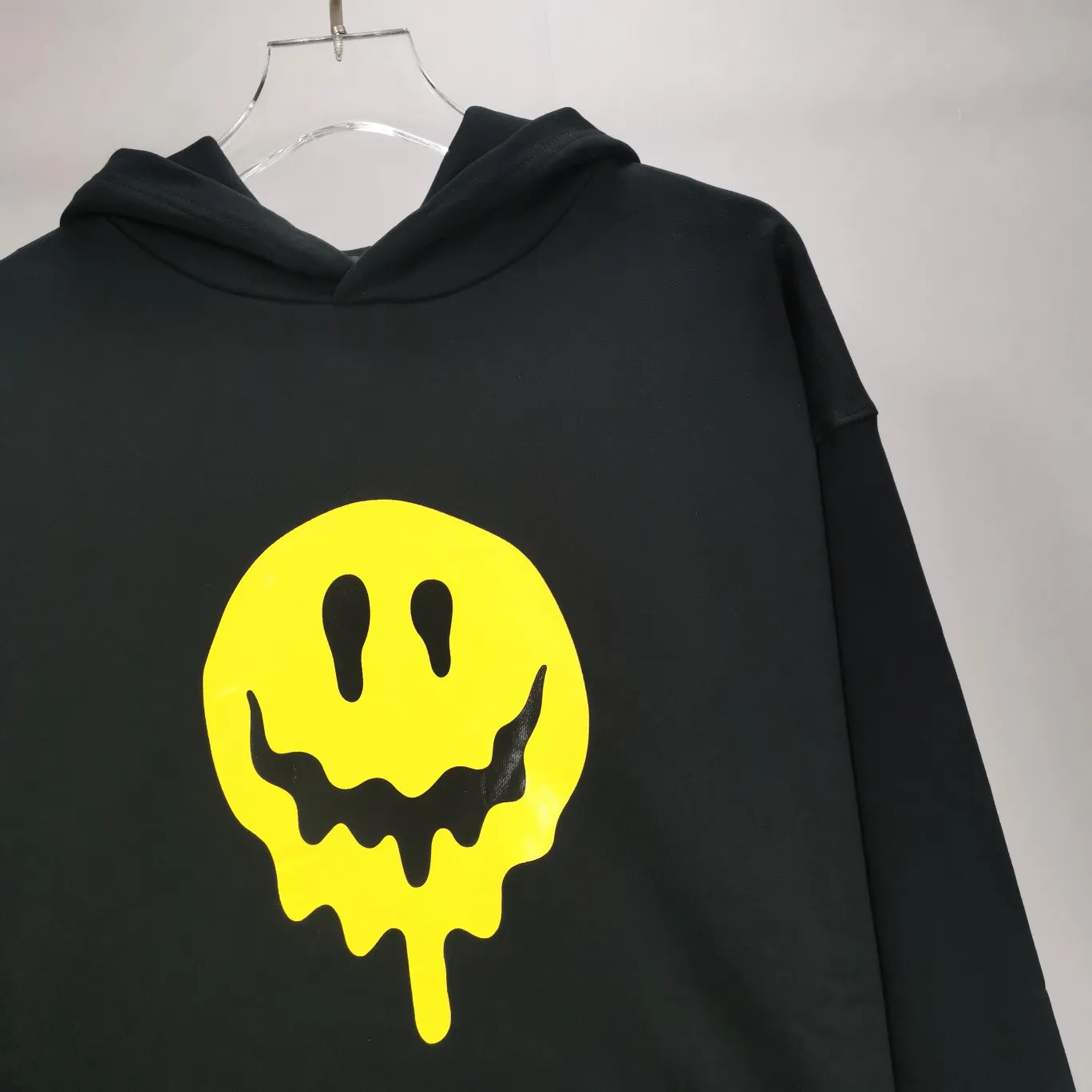 Top tested version BALENCIAGA yellow dissolving smiley back skull scissor hand logo Balenciaga male and female couple loose cotton autumn and winter hoodie hooded sweatshirt 100% original development of special printing technology, embroidery design, fabric, version. The fabric is made of 480g combed cotton fabric, which is full of drape, warm and comfortable! Melting smiley face printing on the front panel: It mainly uses extremely green and environmentally friendly printing silica gel. Silica gel is a highly active adsorption material and is an amorphous substance. Insoluble in water and any solvent, non-toxic and odorless. Special transparent glue is printed on the surface, which has the original viscosity effect. The high transparency does not affect the color glue effect. Back panel skull pattern embroidery: The embroidery thread is made of mercerized material, which is more flexible and glossy than ordinary embroidery thread. The front and rear craftsmanship is restored 1V1, and the version has a classic dropped shoulder oversize design. Color: Black White Size: XS-L P:470