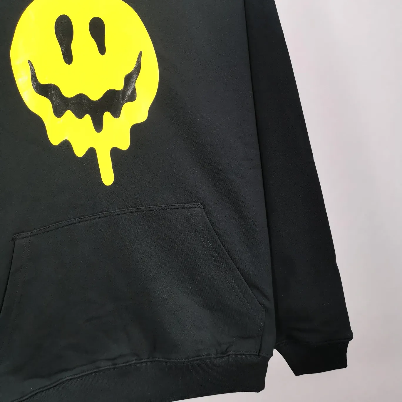 Top tested version BALENCIAGA yellow dissolving smiley back skull scissor hand logo Balenciaga male and female couple loose cotton autumn and winter hoodie hooded sweatshirt 100% original development of special printing technology, embroidery design, fabric, version. The fabric is made of 480g combed cotton fabric, which is full of drape, warm and comfortable! Melting smiley face printing on the front panel: It mainly uses extremely green and environmentally friendly printing silica gel. Silica gel is a highly active adsorption material and is an amorphous substance. Insoluble in water and any solvent, non-toxic and odorless. Special transparent glue is printed on the surface, which has the original viscosity effect. The high transparency does not affect the color glue effect. Back panel skull pattern embroidery: The embroidery thread is made of mercerized material, which is more flexible and glossy than ordinary embroidery thread. The front and rear craftsmanship is restored 1V1, and the version has a classic dropped shoulder oversize design. Color: Black White Size: XS-L P:470