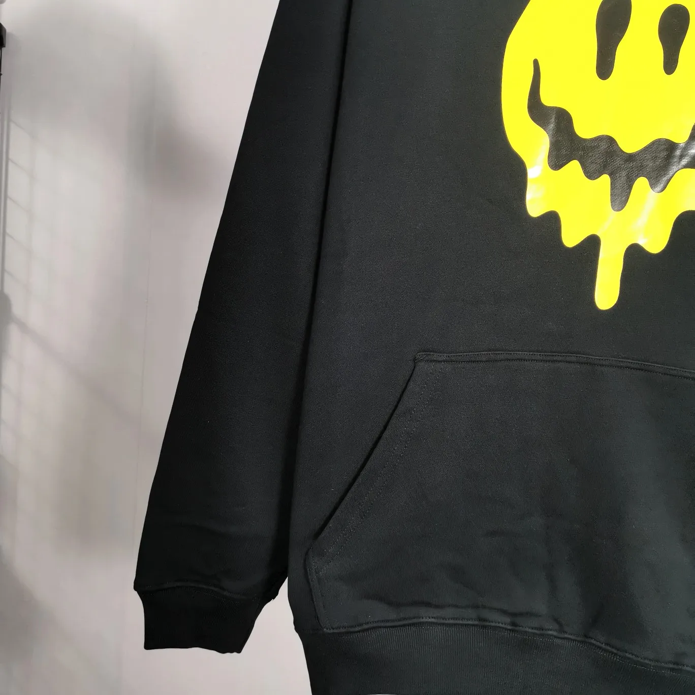Top tested version BALENCIAGA yellow dissolving smiley back skull scissor hand logo Balenciaga male and female couple loose cotton autumn and winter hoodie hooded sweatshirt 100% original development of special printing technology, embroidery design, fabric, version. The fabric is made of 480g combed cotton fabric, which is full of drape, warm and comfortable! Melting smiley face printing on the front panel: It mainly uses extremely green and environmentally friendly printing silica gel. Silica gel is a highly active adsorption material and is an amorphous substance. Insoluble in water and any solvent, non-toxic and odorless. Special transparent glue is printed on the surface, which has the original viscosity effect. The high transparency does not affect the color glue effect. Back panel skull pattern embroidery: The embroidery thread is made of mercerized material, which is more flexible and glossy than ordinary embroidery thread. The front and rear craftsmanship is restored 1V1, and the version has a classic dropped shoulder oversize design. Color: Black White Size: XS-L P:470