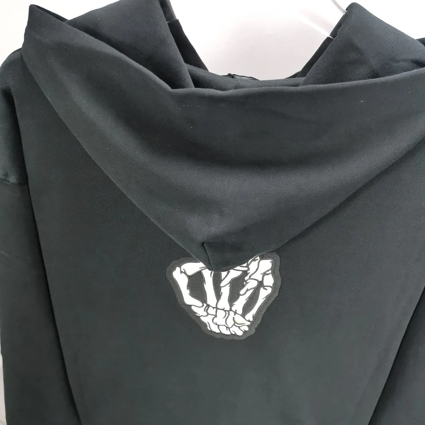 Top tested version BALENCIAGA yellow dissolving smiley back skull scissor hand logo Balenciaga male and female couple loose cotton autumn and winter hoodie hooded sweatshirt 100% original development of special printing technology, embroidery design, fabric, version. The fabric is made of 480g combed cotton fabric, which is full of drape, warm and comfortable! Melting smiley face printing on the front panel: It mainly uses extremely green and environmentally friendly printing silica gel. Silica gel is a highly active adsorption material and is an amorphous substance. Insoluble in water and any solvent, non-toxic and odorless. Special transparent glue is printed on the surface, which has the original viscosity effect. The high transparency does not affect the color glue effect. Back panel skull pattern embroidery: The embroidery thread is made of mercerized material, which is more flexible and glossy than ordinary embroidery thread. The front and rear craftsmanship is restored 1V1, and the version has a classic dropped shoulder oversize design. Color: Black White Size: XS-L P:470