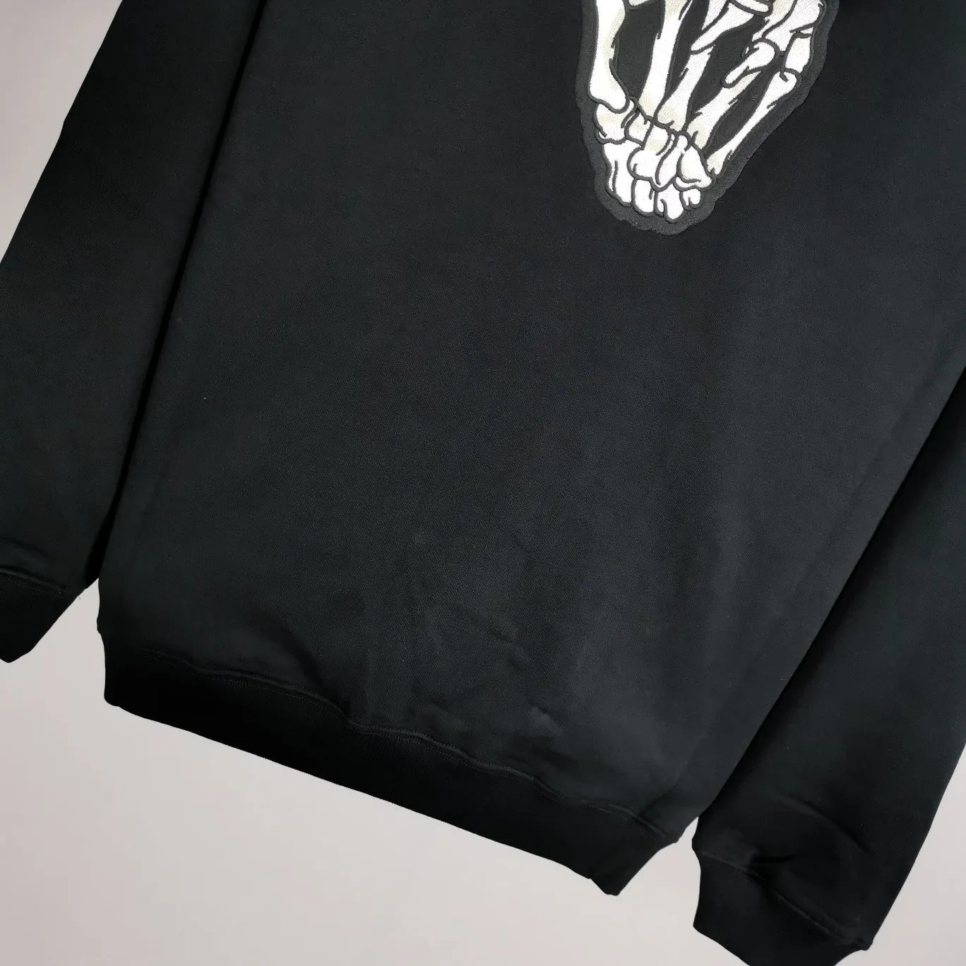 Top tested version BALENCIAGA yellow dissolving smiley back skull scissor hand logo Balenciaga male and female couple loose cotton autumn and winter hoodie hooded sweatshirt 100% original development of special printing technology, embroidery design, fabric, version. The fabric is made of 480g combed cotton fabric, which is full of drape, warm and comfortable! Melting smiley face printing on the front panel: It mainly uses extremely green and environmentally friendly printing silica gel. Silica gel is a highly active adsorption material and is an amorphous substance. Insoluble in water and any solvent, non-toxic and odorless. Special transparent glue is printed on the surface, which has the original viscosity effect. The high transparency does not affect the color glue effect. Back panel skull pattern embroidery: The embroidery thread is made of mercerized material, which is more flexible and glossy than ordinary embroidery thread. The front and rear craftsmanship is restored 1V1, and the version has a classic dropped shoulder oversize design. Color: Black White Size: XS-L P:470
