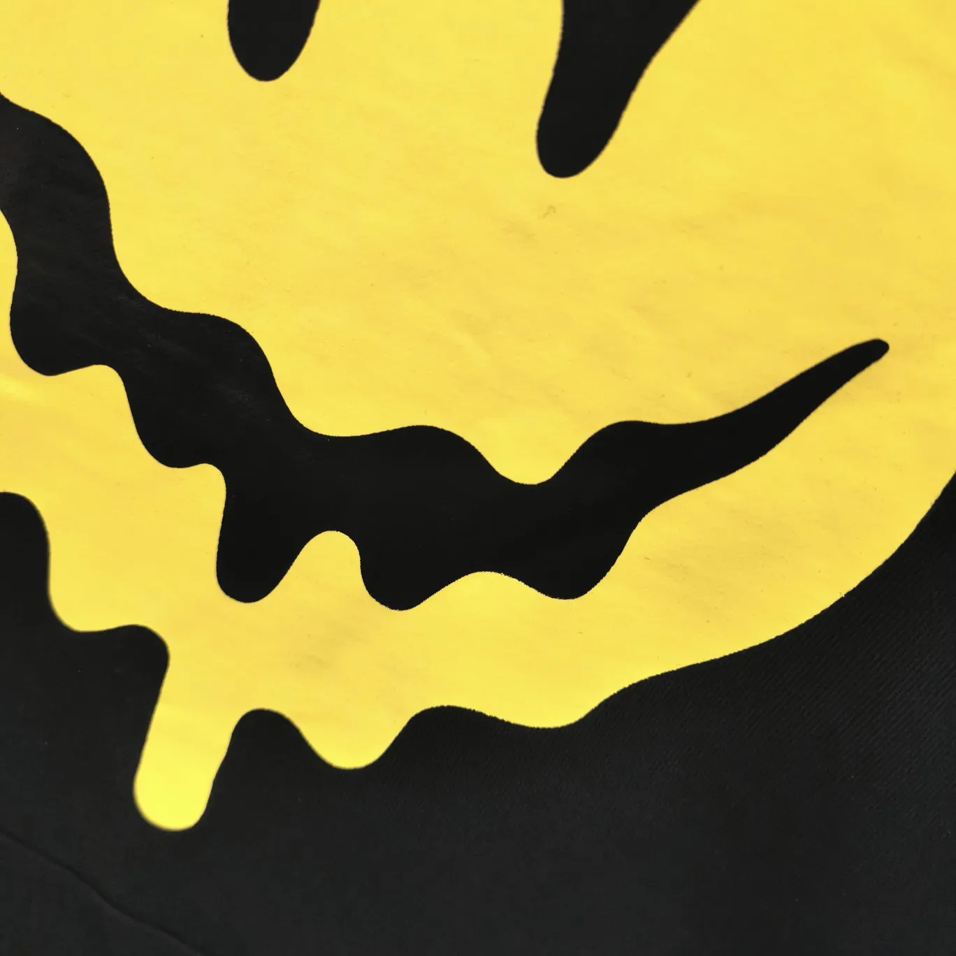 Top tested version BALENCIAGA yellow dissolving smiley back skull scissor hand logo Balenciaga male and female couple loose cotton autumn and winter hoodie hooded sweatshirt 100% original development of special printing technology, embroidery design, fabric, version. The fabric is made of 480g combed cotton fabric, which is full of drape, warm and comfortable! Melting smiley face printing on the front panel: It mainly uses extremely green and environmentally friendly printing silica gel. Silica gel is a highly active adsorption material and is an amorphous substance. Insoluble in water and any solvent, non-toxic and odorless. Special transparent glue is printed on the surface, which has the original viscosity effect. The high transparency does not affect the color glue effect. Back panel skull pattern embroidery: The embroidery thread is made of mercerized material, which is more flexible and glossy than ordinary embroidery thread. The front and rear craftsmanship is restored 1V1, and the version has a classic dropped shoulder oversize design. Color: Black White Size: XS-L P:470