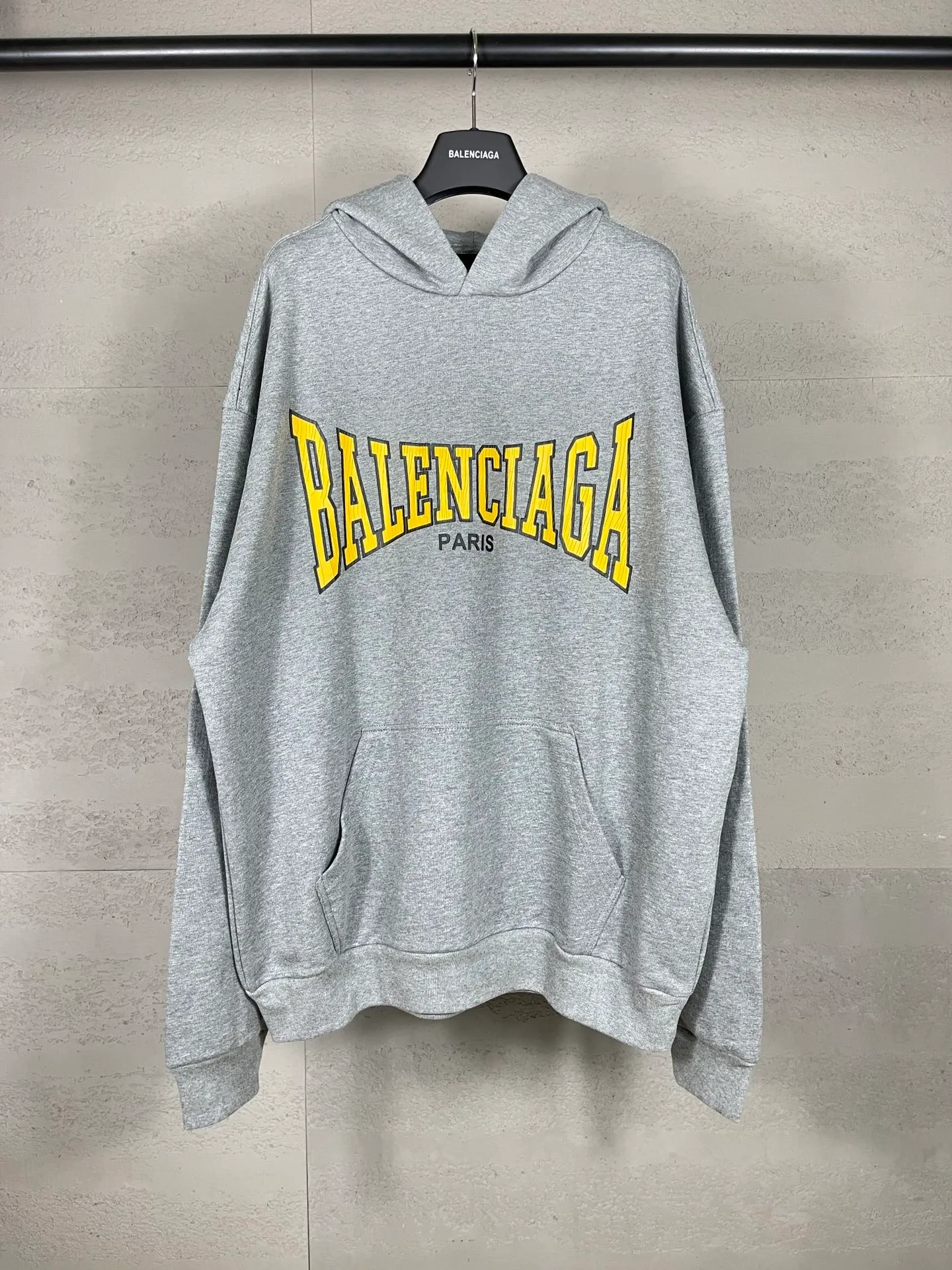 🅿️320 real photos [Top version. Official website quality] BALENCI*GA/Paris. SS25 latest model, classic LOGO art crack print short-sleeved hooded sweatshirt. Brick cabinet synchronization. Genuine product developed in the first time, happy to print and compare! The fabric is made of Paris ZP custom-woven and dyed cotton sweatshirt. Weighing 460 grams, the cloth surface is clean. The cloth pattern is clear, soft and comfortable. The threads are dyed with no color difference. The printing uses environmentally friendly imported crack printing materials. The letters are clear and the effect is three-dimensional. The version adopts OS loose shoulder design. Same style for men and women. Code: BL238956 Color: black, floral gray Size: XS S M L