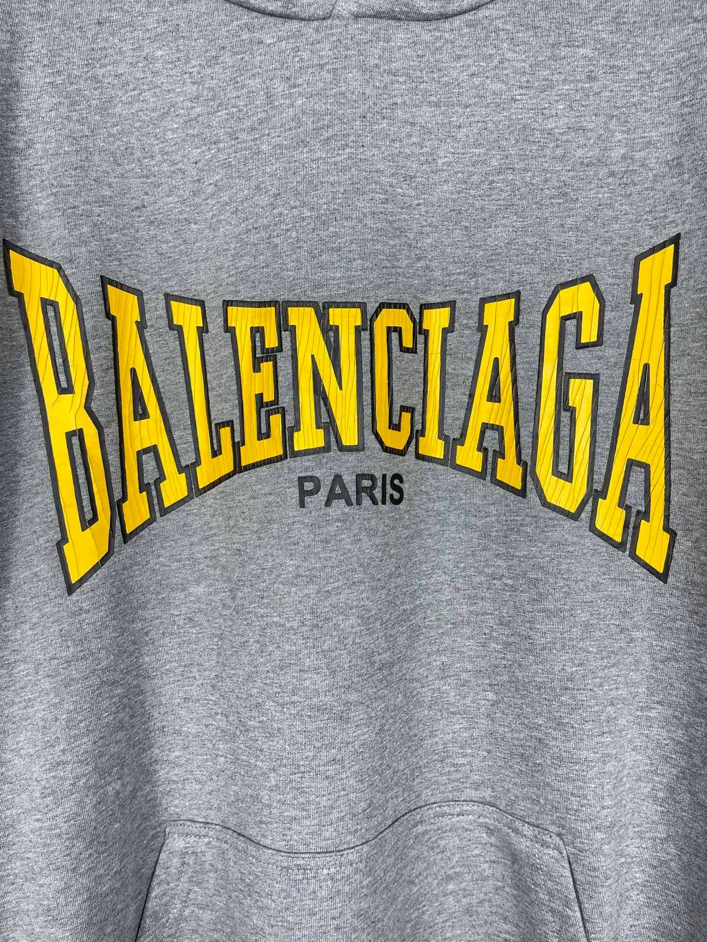 🅿️320 real photos [Top version. Official website quality] BALENCI*GA/Paris. SS25 latest model, classic LOGO art crack print short-sleeved hooded sweatshirt. Brick cabinet synchronization. Genuine product developed in the first time, happy to print and compare! The fabric is made of Paris ZP custom-woven and dyed cotton sweatshirt. Weighing 460 grams, the cloth surface is clean. The cloth pattern is clear, soft and comfortable. The threads are dyed with no color difference. The printing uses environmentally friendly imported crack printing materials. The letters are clear and the effect is three-dimensional. The version adopts OS loose shoulder design. Same style for men and women. Code: BL238956 Color: black, floral gray Size: XS S M L
