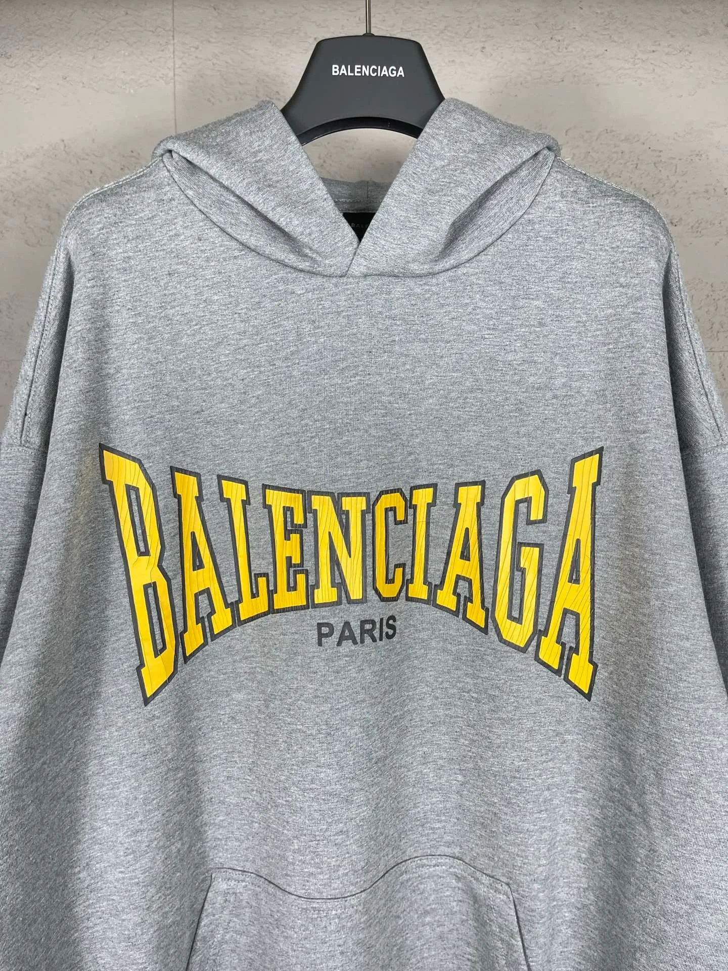 🅿️320 real photos [Top version. Official website quality] BALENCI*GA/Paris. SS25 latest model, classic LOGO art crack print short-sleeved hooded sweatshirt. Brick cabinet synchronization. Genuine product developed in the first time, happy to print and compare! The fabric is made of Paris ZP custom-woven and dyed cotton sweatshirt. Weighing 460 grams, the cloth surface is clean. The cloth pattern is clear, soft and comfortable. The threads are dyed with no color difference. The printing uses environmentally friendly imported crack printing materials. The letters are clear and the effect is three-dimensional. The version adopts OS loose shoulder design. Same style for men and women. Code: BL238956 Color: black, floral gray Size: XS S M L