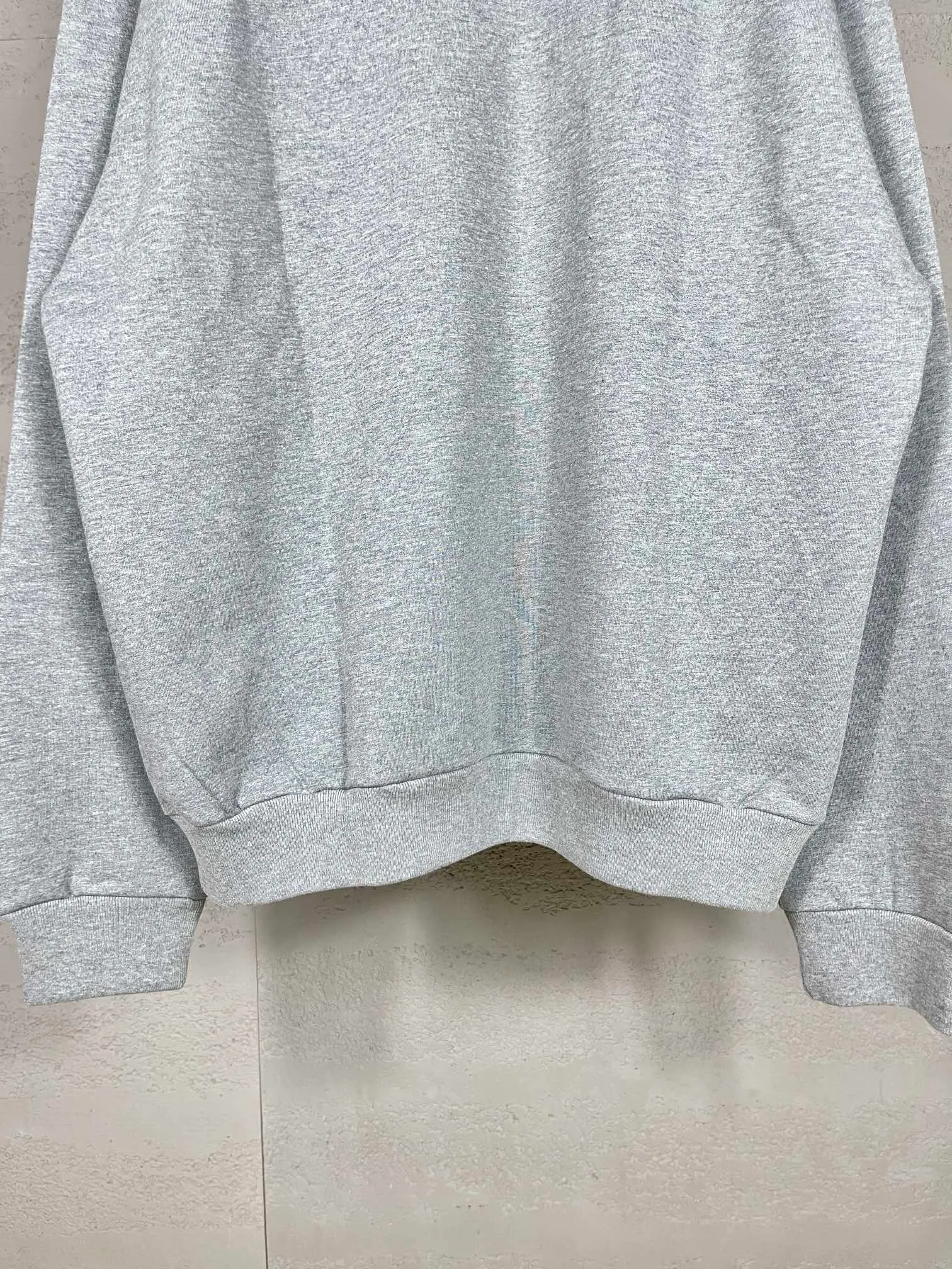 🅿️320 real photos [Top version. Official website quality] BALENCI*GA/Paris. SS25 latest model, classic LOGO art crack print short-sleeved hooded sweatshirt. Brick cabinet synchronization. Genuine product developed in the first time, happy to print and compare! The fabric is made of Paris ZP custom-woven and dyed cotton sweatshirt. Weighing 460 grams, the cloth surface is clean. The cloth pattern is clear, soft and comfortable. The threads are dyed with no color difference. The printing uses environmentally friendly imported crack printing materials. The letters are clear and the effect is three-dimensional. The version adopts OS loose shoulder design. Same style for men and women. Code: BL238956 Color: black, floral gray Size: XS S M L