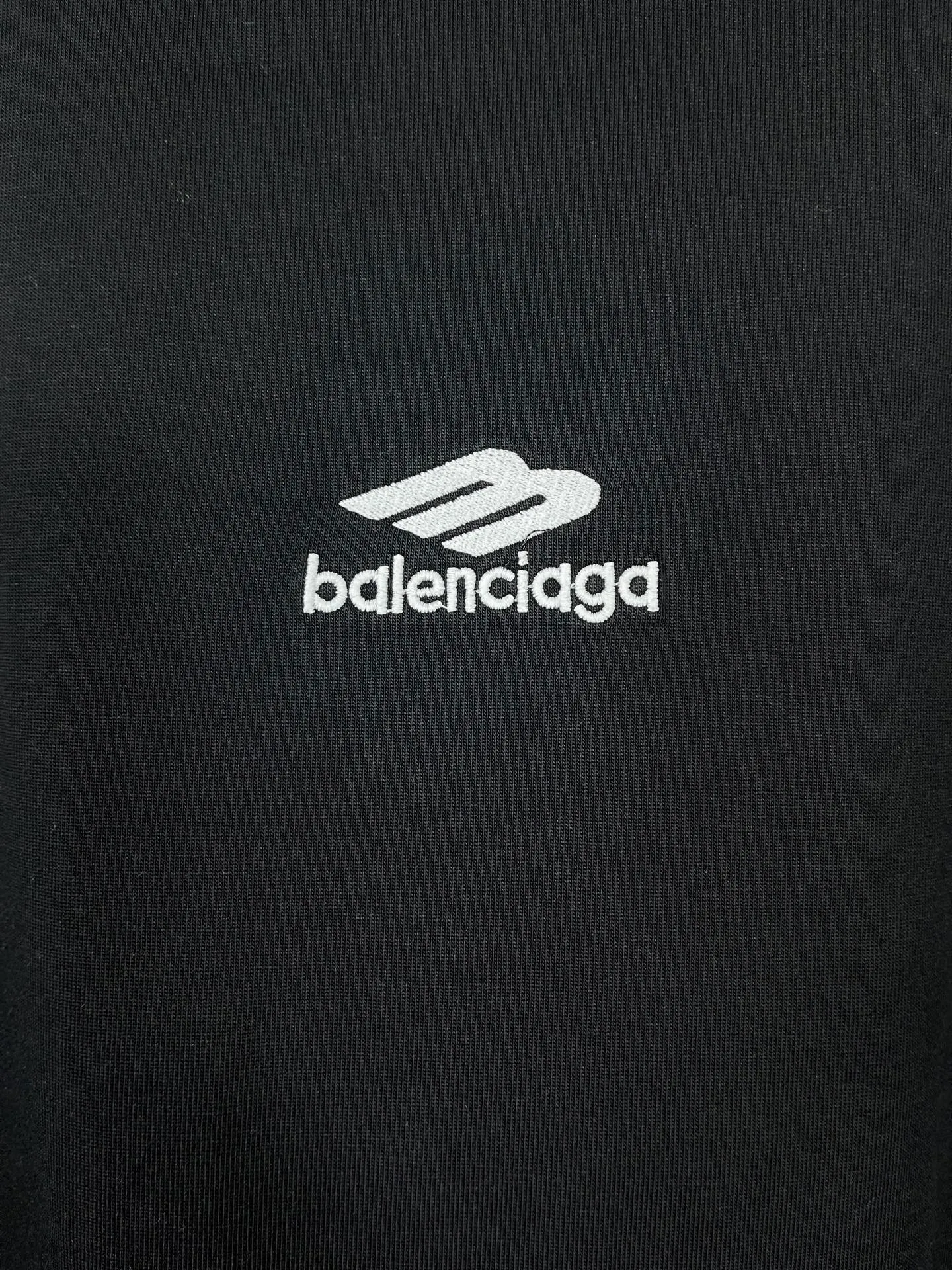 🅿️240 real photos [Top version. Official website quality] BALENCI*GA/Paris #2025 new style. Front left and right sleeves classic letter LOGO embroidered hooded long-sleeved T-shirt, full of design. Welcome to compare. The fabric is made of Paris ZP custom-woven and dyed cotton double yarn, weight 260 grams, clean cloth surface, clear cloth pattern, soft and comfortable. The threads are dyed with no color difference. The classic letter LOGO is embroidered with imported Tajima embroidery machine. The effect is three-dimensional. Restore the brick cabinet, adopt the OS loose shoulder style. Same style for men and women. Code: BL255092 Color: Black Size: XS S M L