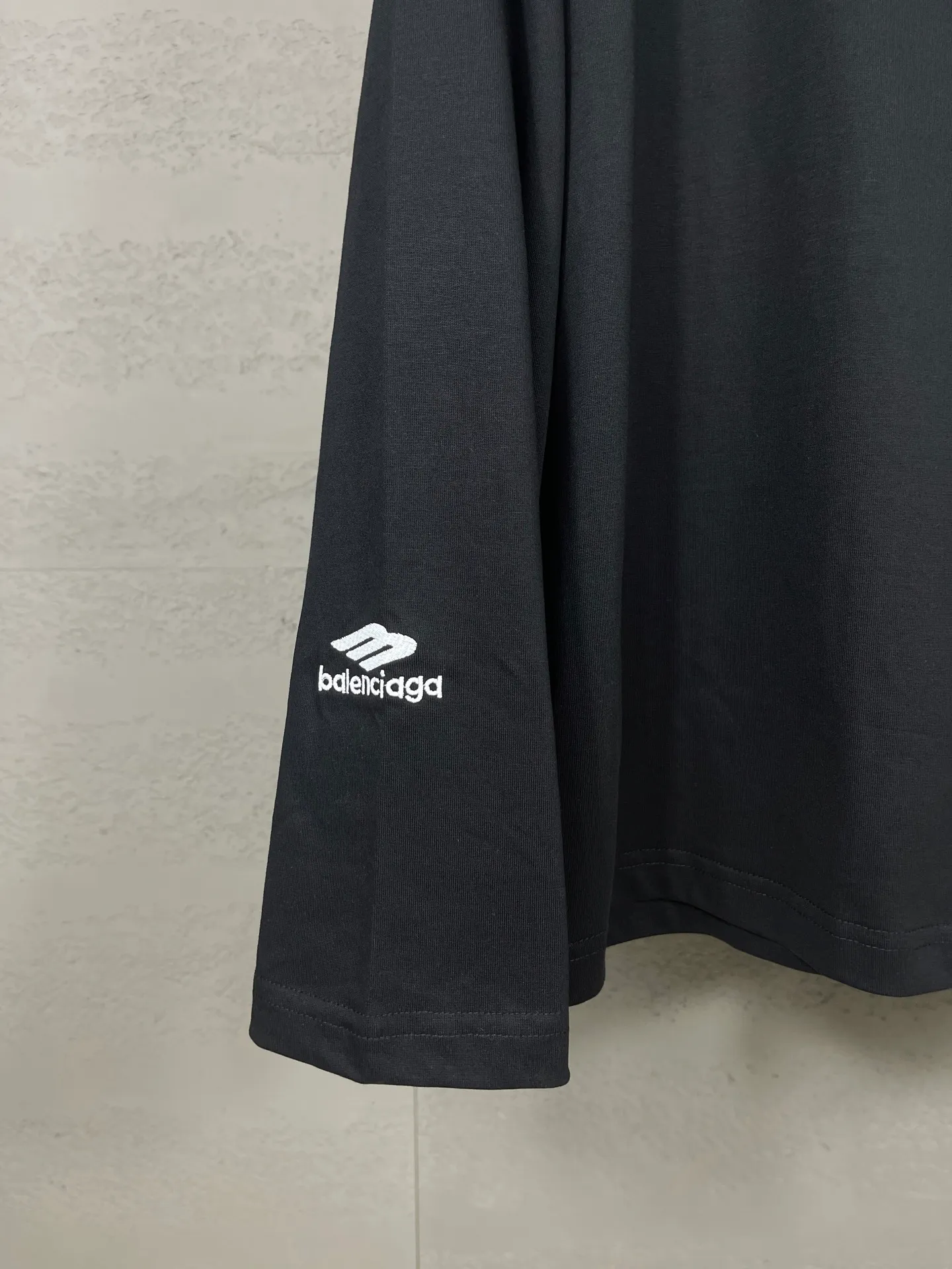 🅿️240 real photos [Top version. Official website quality] BALENCI*GA/Paris #2025 new style. Front left and right sleeves classic letter LOGO embroidered hooded long-sleeved T-shirt, full of design. Welcome to compare. The fabric is made of Paris ZP custom-woven and dyed cotton double yarn, weight 260 grams, clean cloth surface, clear cloth pattern, soft and comfortable. The threads are dyed with no color difference. The classic letter LOGO is embroidered with imported Tajima embroidery machine. The effect is three-dimensional. Restore the brick cabinet, adopt the OS loose shoulder style. Same style for men and women. Code: BL255092 Color: Black Size: XS S M L