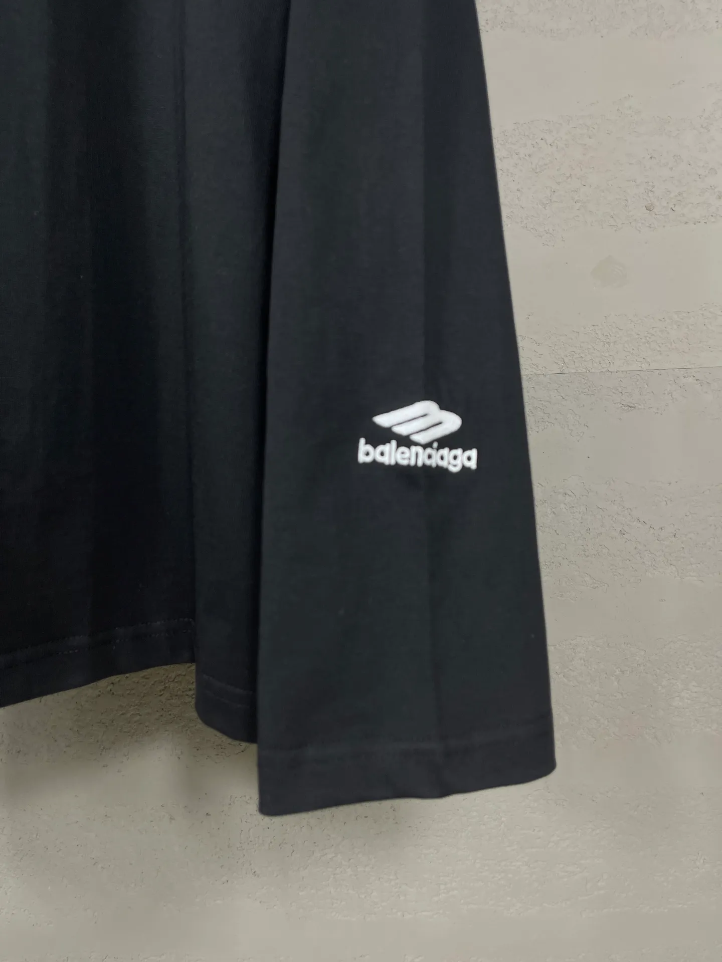 🅿️240 real photos [Top version. Official website quality] BALENCI*GA/Paris #2025 new style. Front left and right sleeves classic letter LOGO embroidered hooded long-sleeved T-shirt, full of design. Welcome to compare. The fabric is made of Paris ZP custom-woven and dyed cotton double yarn, weight 260 grams, clean cloth surface, clear cloth pattern, soft and comfortable. The threads are dyed with no color difference. The classic letter LOGO is embroidered with imported Tajima embroidery machine. The effect is three-dimensional. Restore the brick cabinet, adopt the OS loose shoulder style. Same style for men and women. Code: BL255092 Color: Black Size: XS S M L