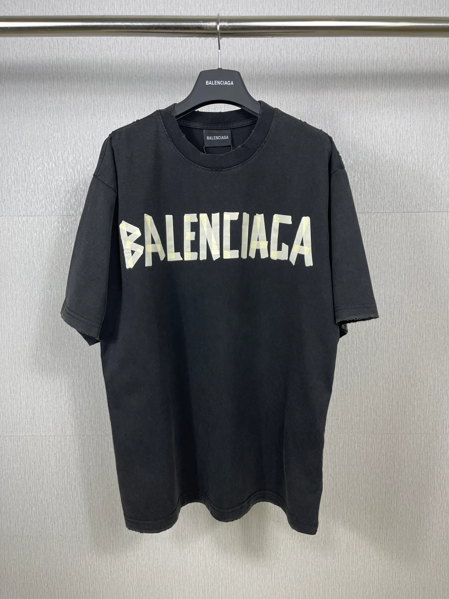 🅿️194 Real photos [Top version. Official website quality] BALENCI*GA/Paris. 23ss latest classic model. Tape pulp printing. Ready-to-wear washed and worn short-sleeved T-shirt. Brick cabinet synchronization. The fabric is made of Paris ZP custom-woven and dyed 100% cotton double yarn compact cotton. The weight is 260 grams, the cloth surface is clean. The cloth pattern is clear, soft and comfortable, and the thread is dyed with no color difference. The classic pattern is printed with environmentally friendly imported materials, and the tape pattern is glued. The letters are clear and the effect is three-dimensional. Restored brick cabinet. The garments were washed and aged, and polished by many hands. Produced by ultra-heavy craftsmanship, the market currency is very different, welcome to compare.                                 Note⚠️ZP is made of iron gray garments that are washed and distressed. Pay attention to the big difference! Welcome to compare! The version adopts OS loose shoulder version. The same style for men and women. Code: BL223089 Color: iron gray, white, fluorescent green, gray basket, coffee color, fog blue, beige gray, burgundy, green, floral gray Size: XS S M L