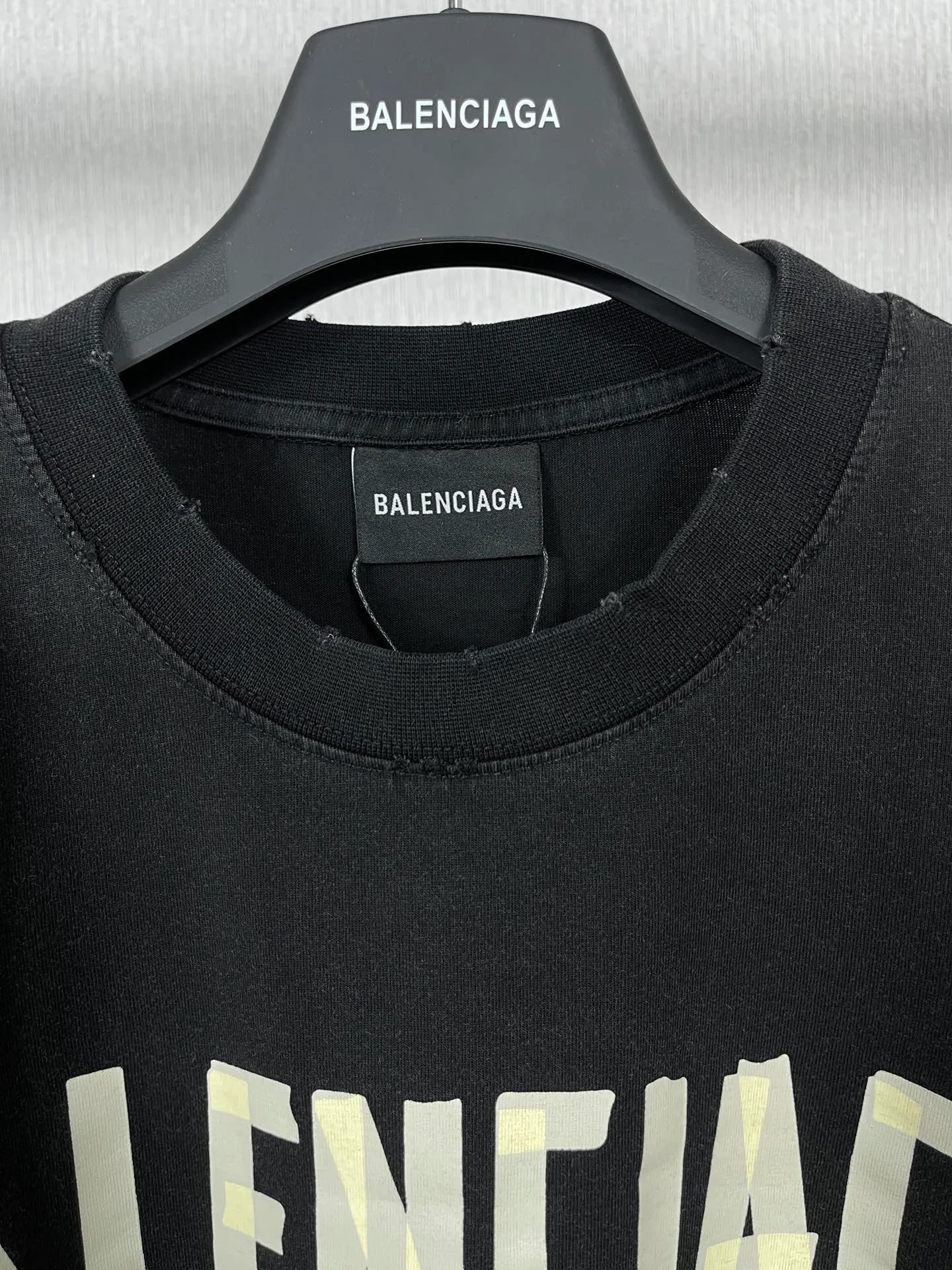🅿️194 Real photos [Top version. Official website quality] BALENCI*GA/Paris. 23ss latest classic model. Tape pulp printing. Ready-to-wear washed and worn short-sleeved T-shirt. Brick cabinet synchronization. The fabric is made of Paris ZP custom-woven and dyed 100% cotton double yarn compact cotton. The weight is 260 grams, the cloth surface is clean. The cloth pattern is clear, soft and comfortable, and the thread is dyed with no color difference. The classic pattern is printed with environmentally friendly imported materials, and the tape pattern is glued. The letters are clear and the effect is three-dimensional. Restored brick cabinet. The garments were washed and aged, and polished by many hands. Produced by ultra-heavy craftsmanship, the market currency is very different, welcome to compare.                                 Note⚠️ZP is made of iron gray garments that are washed and distressed. Pay attention to the big difference! Welcome to compare! The version adopts OS loose shoulder version. The same style for men and women. Code: BL223089 Color: iron gray, white, fluorescent green, gray basket, coffee color, fog blue, beige gray, burgundy, green, floral gray Size: XS S M L