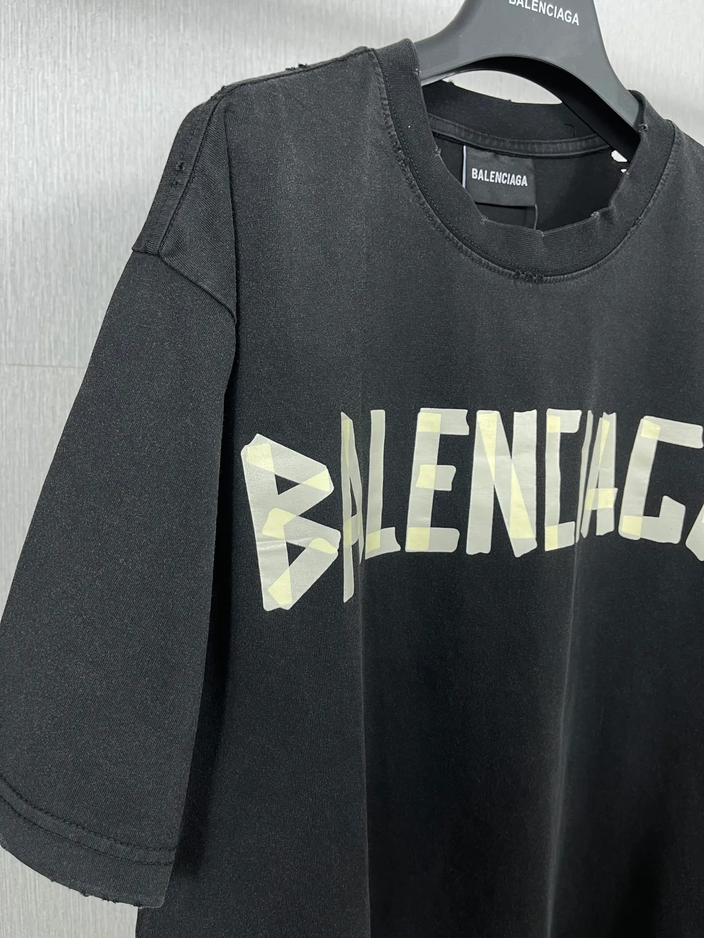 🅿️194 Real photos [Top version. Official website quality] BALENCI*GA/Paris. 23ss latest classic model. Tape pulp printing. Ready-to-wear washed and worn short-sleeved T-shirt. Brick cabinet synchronization. The fabric is made of Paris ZP custom-woven and dyed 100% cotton double yarn compact cotton. The weight is 260 grams, the cloth surface is clean. The cloth pattern is clear, soft and comfortable, and the thread is dyed with no color difference. The classic pattern is printed with environmentally friendly imported materials, and the tape pattern is glued. The letters are clear and the effect is three-dimensional. Restored brick cabinet. The garments were washed and aged, and polished by many hands. Produced by ultra-heavy craftsmanship, the market currency is very different, welcome to compare.                                 Note⚠️ZP is made of iron gray garments that are washed and distressed. Pay attention to the big difference! Welcome to compare! The version adopts OS loose shoulder version. The same style for men and women. Code: BL223089 Color: iron gray, white, fluorescent green, gray basket, coffee color, fog blue, beige gray, burgundy, green, floral gray Size: XS S M L