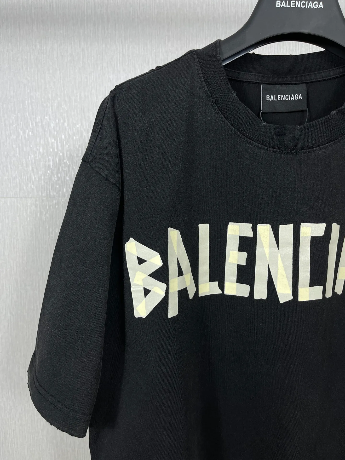 🅿️194 Real photos [Top version. Official website quality] BALENCI*GA/Paris. 23ss latest classic model. Tape pulp printing. Ready-to-wear washed and worn short-sleeved T-shirt. Brick cabinet synchronization. The fabric is made of Paris ZP custom-woven and dyed 100% cotton double yarn compact cotton. The weight is 260 grams, the cloth surface is clean. The cloth pattern is clear, soft and comfortable, and the thread is dyed with no color difference. The classic pattern is printed with environmentally friendly imported materials, and the tape pattern is glued. The letters are clear and the effect is three-dimensional. Restored brick cabinet. The garments were washed and aged, and polished by many hands. Produced by ultra-heavy craftsmanship, the market currency is very different, welcome to compare.                                 Note⚠️ZP is made of iron gray garments that are washed and distressed. Pay attention to the big difference! Welcome to compare! The version adopts OS loose shoulder version. The same style for men and women. Code: BL223089 Color: iron gray, white, fluorescent green, gray basket, coffee color, fog blue, beige gray, burgundy, green, floral gray Size: XS S M L