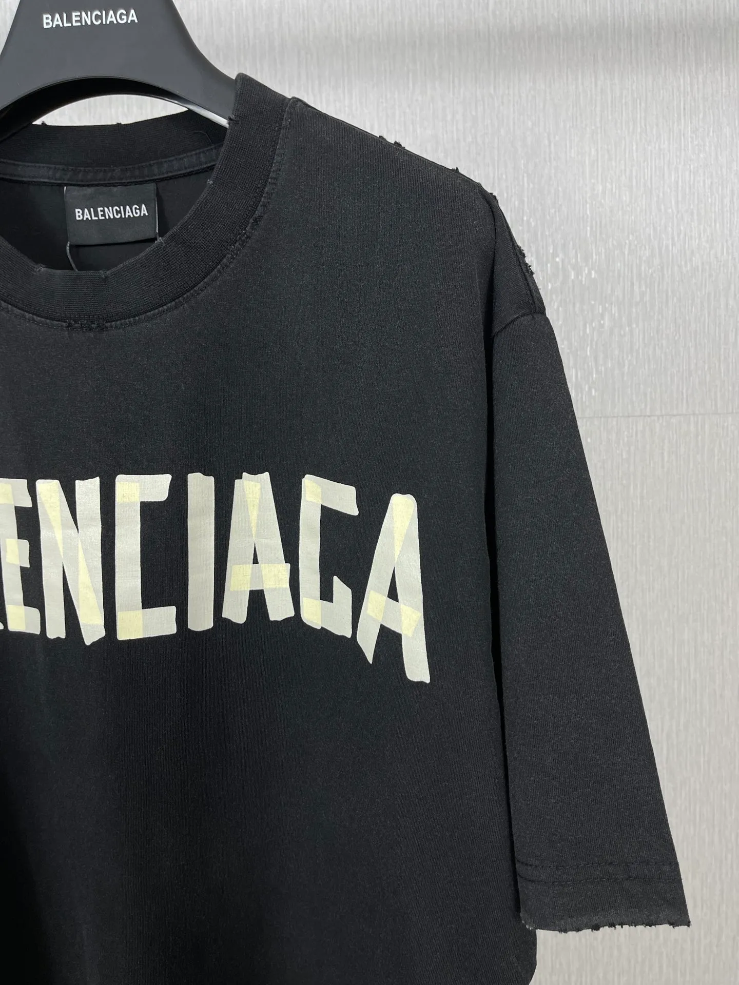 🅿️194 Real photos [Top version. Official website quality] BALENCI*GA/Paris. 23ss latest classic model. Tape pulp printing. Ready-to-wear washed and worn short-sleeved T-shirt. Brick cabinet synchronization. The fabric is made of Paris ZP custom-woven and dyed 100% cotton double yarn compact cotton. The weight is 260 grams, the cloth surface is clean. The cloth pattern is clear, soft and comfortable, and the thread is dyed with no color difference. The classic pattern is printed with environmentally friendly imported materials, and the tape pattern is glued. The letters are clear and the effect is three-dimensional. Restored brick cabinet. The garments were washed and aged, and polished by many hands. Produced by ultra-heavy craftsmanship, the market currency is very different, welcome to compare.                                 Note⚠️ZP is made of iron gray garments that are washed and distressed. Pay attention to the big difference! Welcome to compare! The version adopts OS loose shoulder version. The same style for men and women. Code: BL223089 Color: iron gray, white, fluorescent green, gray basket, coffee color, fog blue, beige gray, burgundy, green, floral gray Size: XS S M L