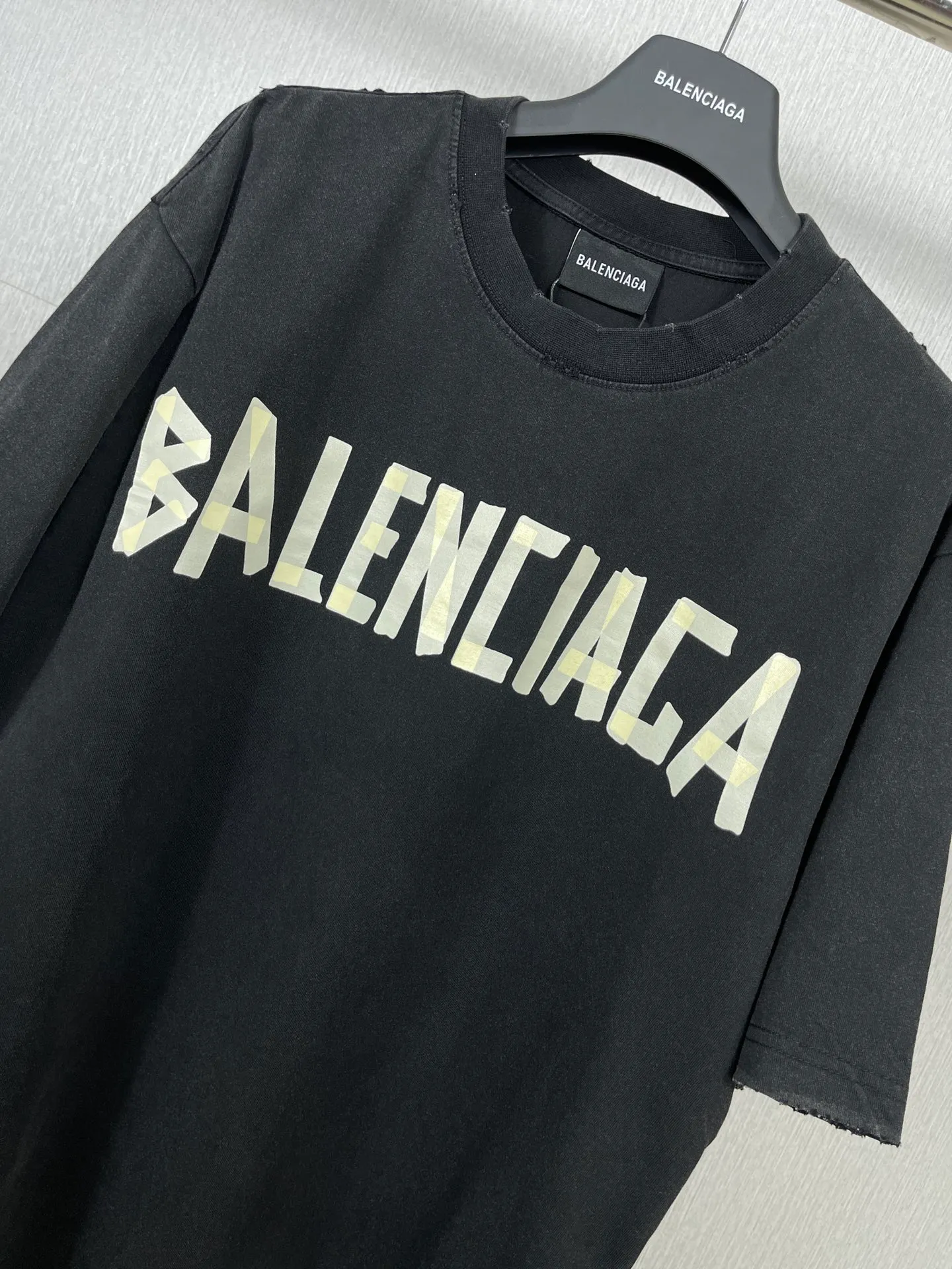 🅿️194 Real photos [Top version. Official website quality] BALENCI*GA/Paris. 23ss latest classic model. Tape pulp printing. Ready-to-wear washed and worn short-sleeved T-shirt. Brick cabinet synchronization. The fabric is made of Paris ZP custom-woven and dyed 100% cotton double yarn compact cotton. The weight is 260 grams, the cloth surface is clean. The cloth pattern is clear, soft and comfortable, and the thread is dyed with no color difference. The classic pattern is printed with environmentally friendly imported materials, and the tape pattern is glued. The letters are clear and the effect is three-dimensional. Restored brick cabinet. The garments were washed and aged, and polished by many hands. Produced by ultra-heavy craftsmanship, the market currency is very different, welcome to compare.                                 Note⚠️ZP is made of iron gray garments that are washed and distressed. Pay attention to the big difference! Welcome to compare! The version adopts OS loose shoulder version. The same style for men and women. Code: BL223089 Color: iron gray, white, fluorescent green, gray basket, coffee color, fog blue, beige gray, burgundy, green, floral gray Size: XS S M L
